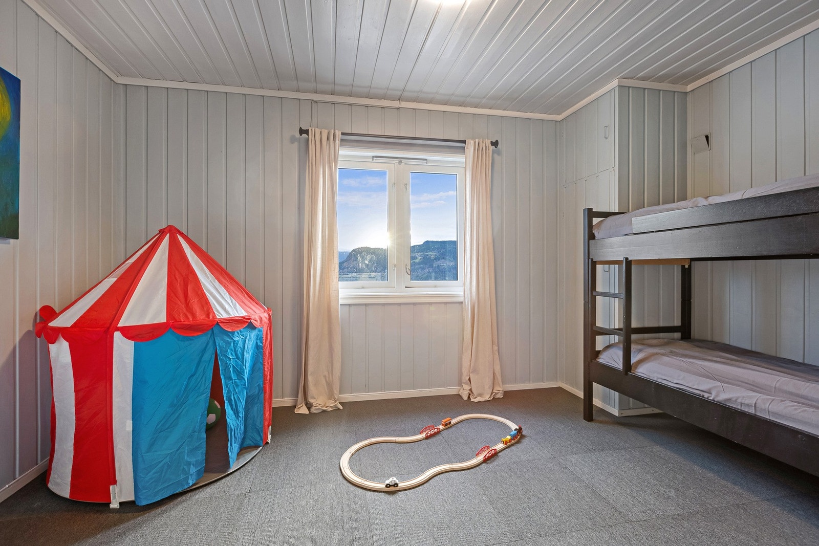 Det andre soverommet er også av god størrelse og egner seg fint som barnerom. Galleribilde