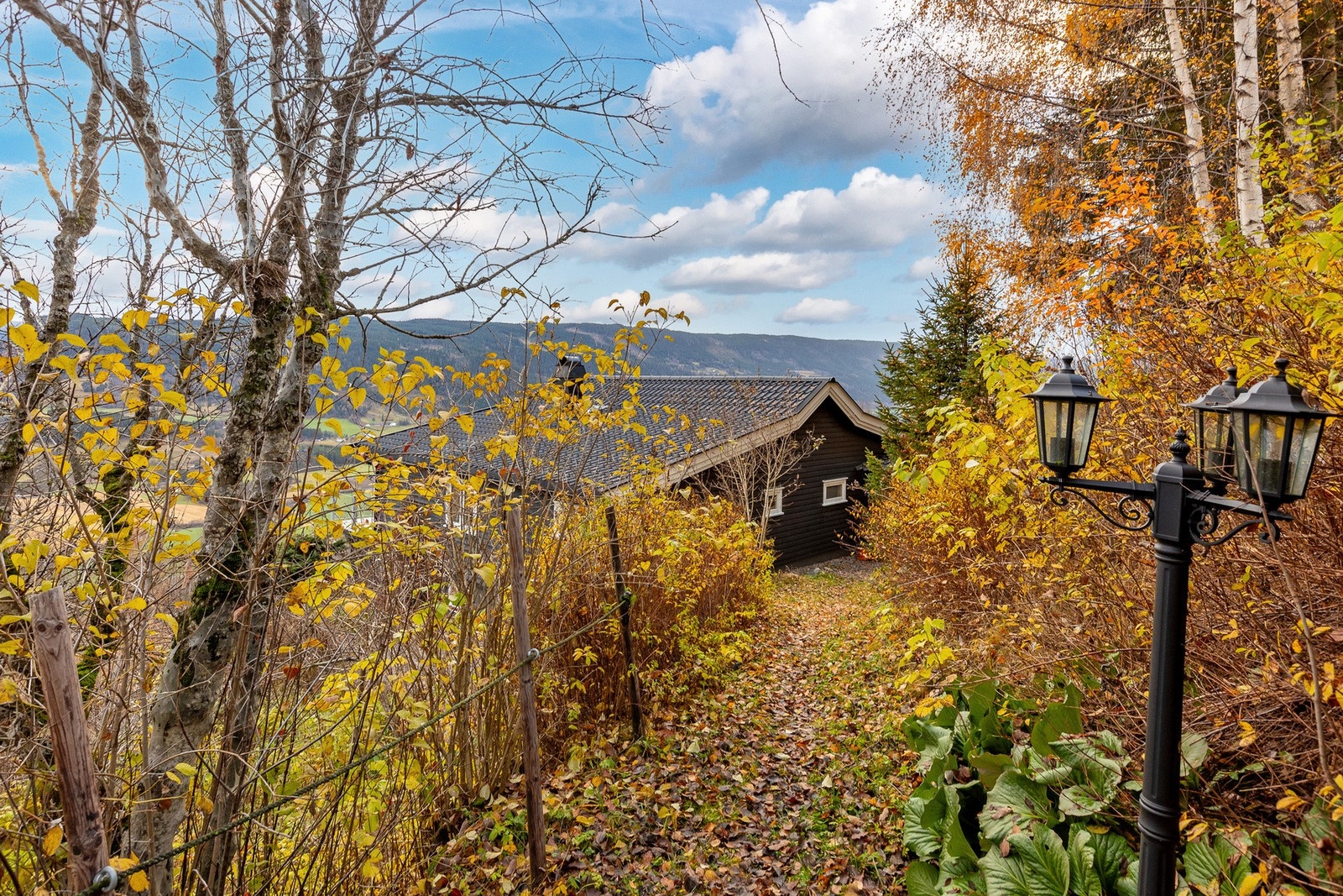 Beliggenheten byr på rikelig med sol gjennom dagen og nydelige utsiktsforhold som kan nytes året rundt. Galleribilde