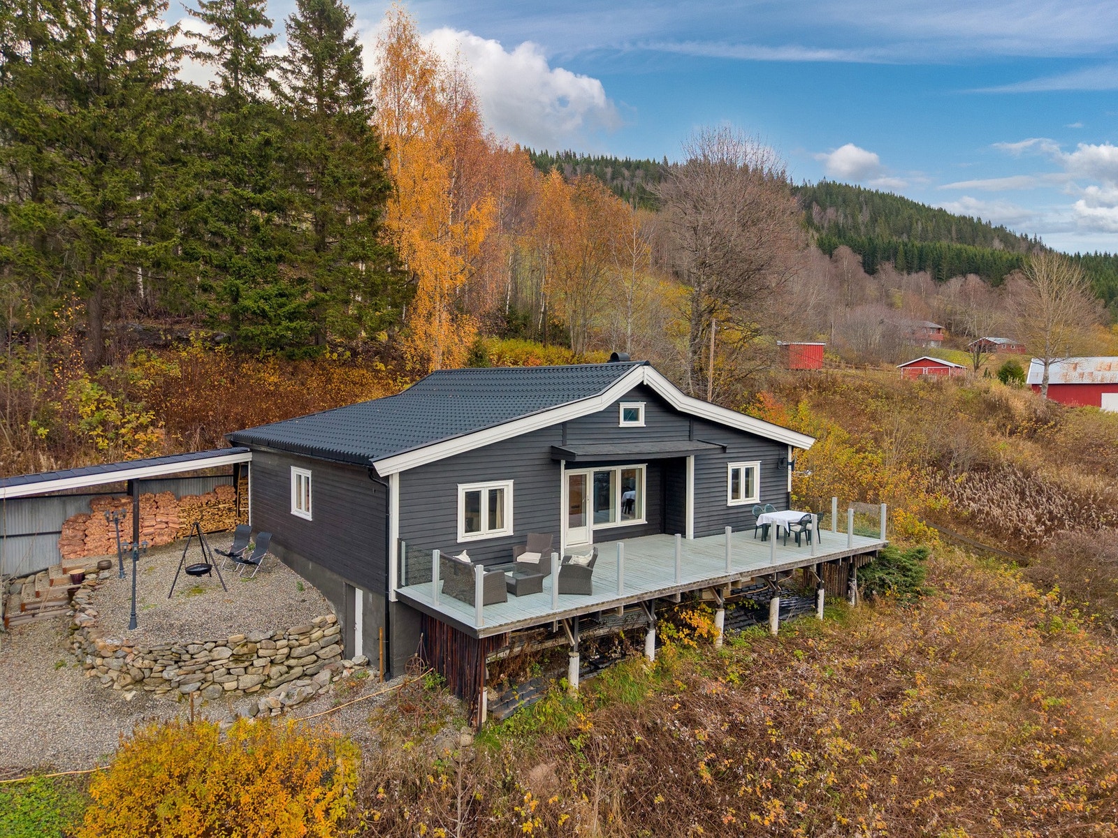 Beliggenheten byr på fantastiske solforhold og en egen ro, med furutrær og skog som luner eiendommen bakfra Galleribilde