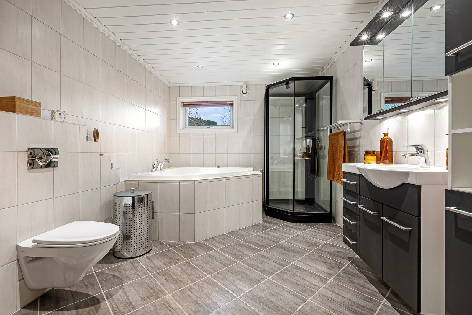 Rommet er utstyrt med både badekar og dusjkabinett. Galleribilde