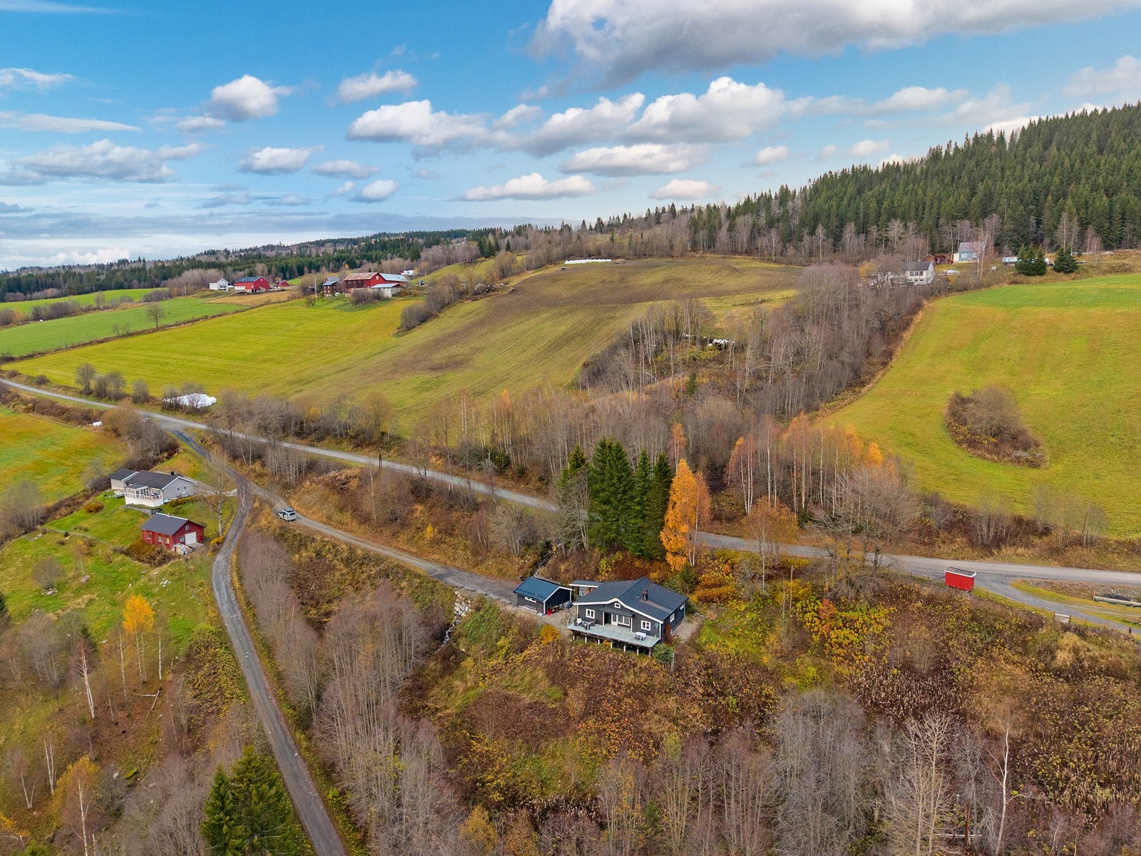 Her bor du i rolige omgivelser med vidstrakt utsikt over dalen og det omkringliggende landskapet. Galleribilde