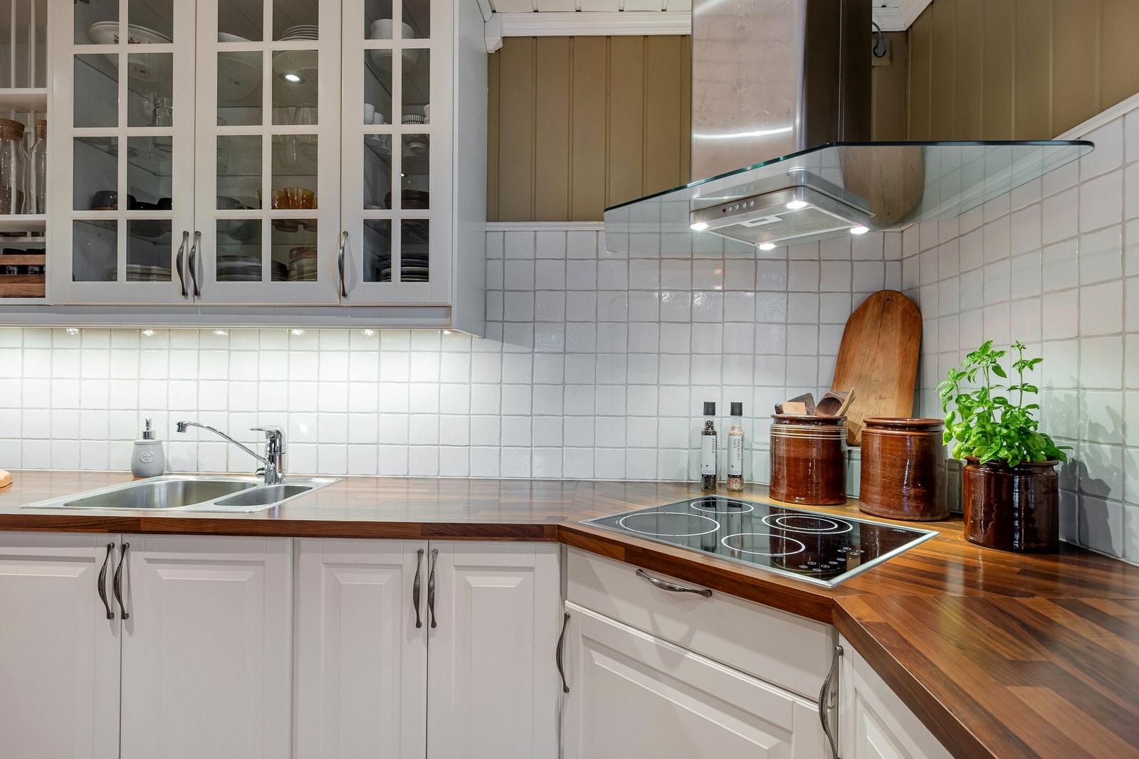 Benkeplaten i laminat gir et varmt uttrykk med trestruktur, og harmonerer fint med de lyse overflatene og det lune tregulvet. Galleribilde