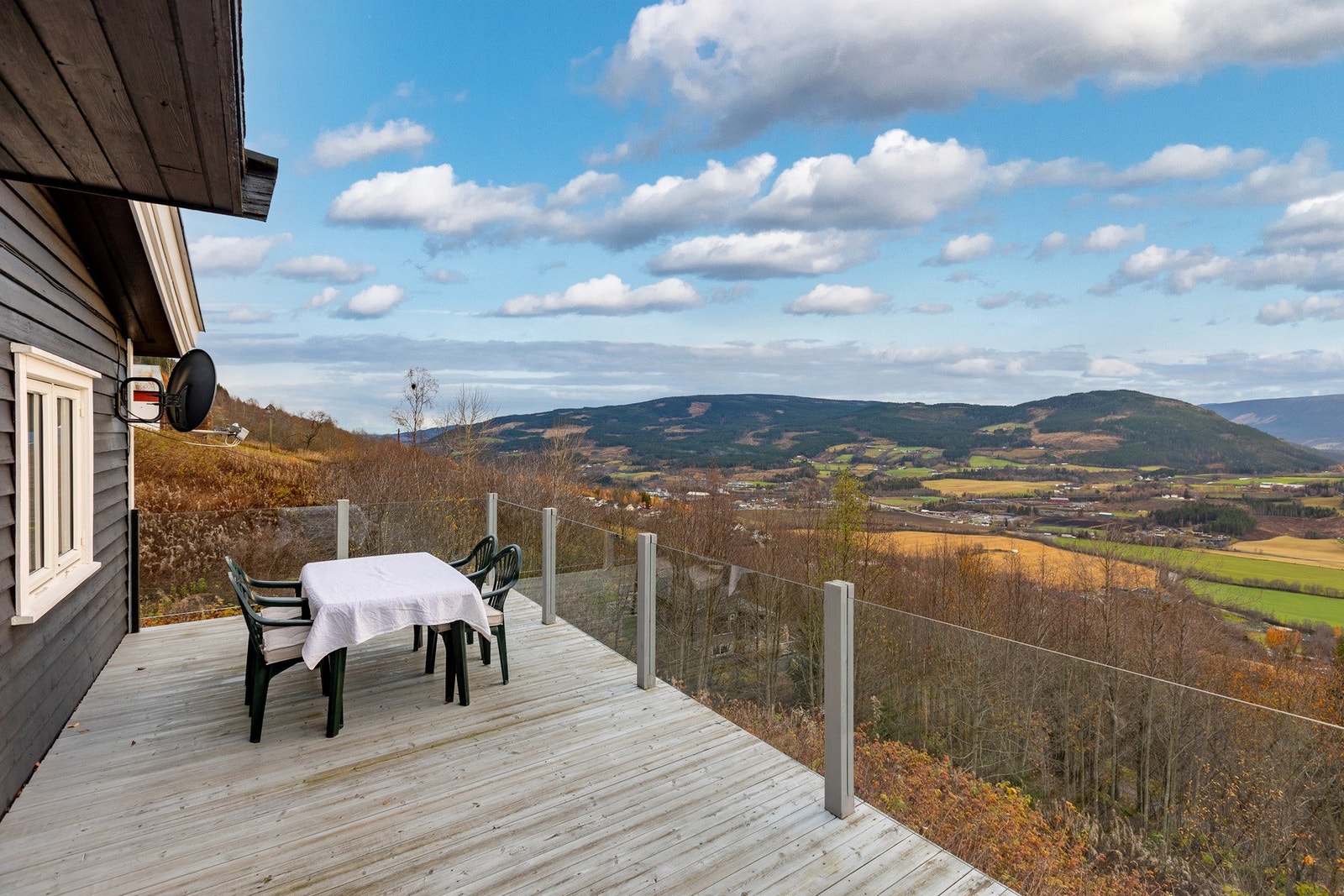 Verandaen er på hele 42 kvm og har god plass til både sittegruppe og spisestuemøbler. Galleribilde
