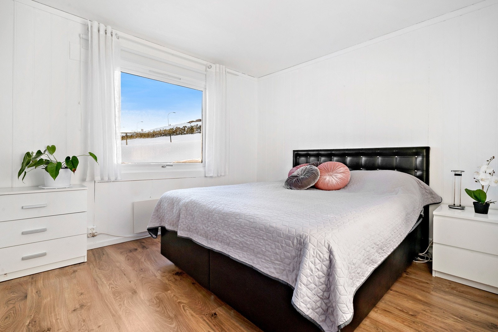 Hovedsoverommet har garderobeskap på veggen til venstre Galleribilde