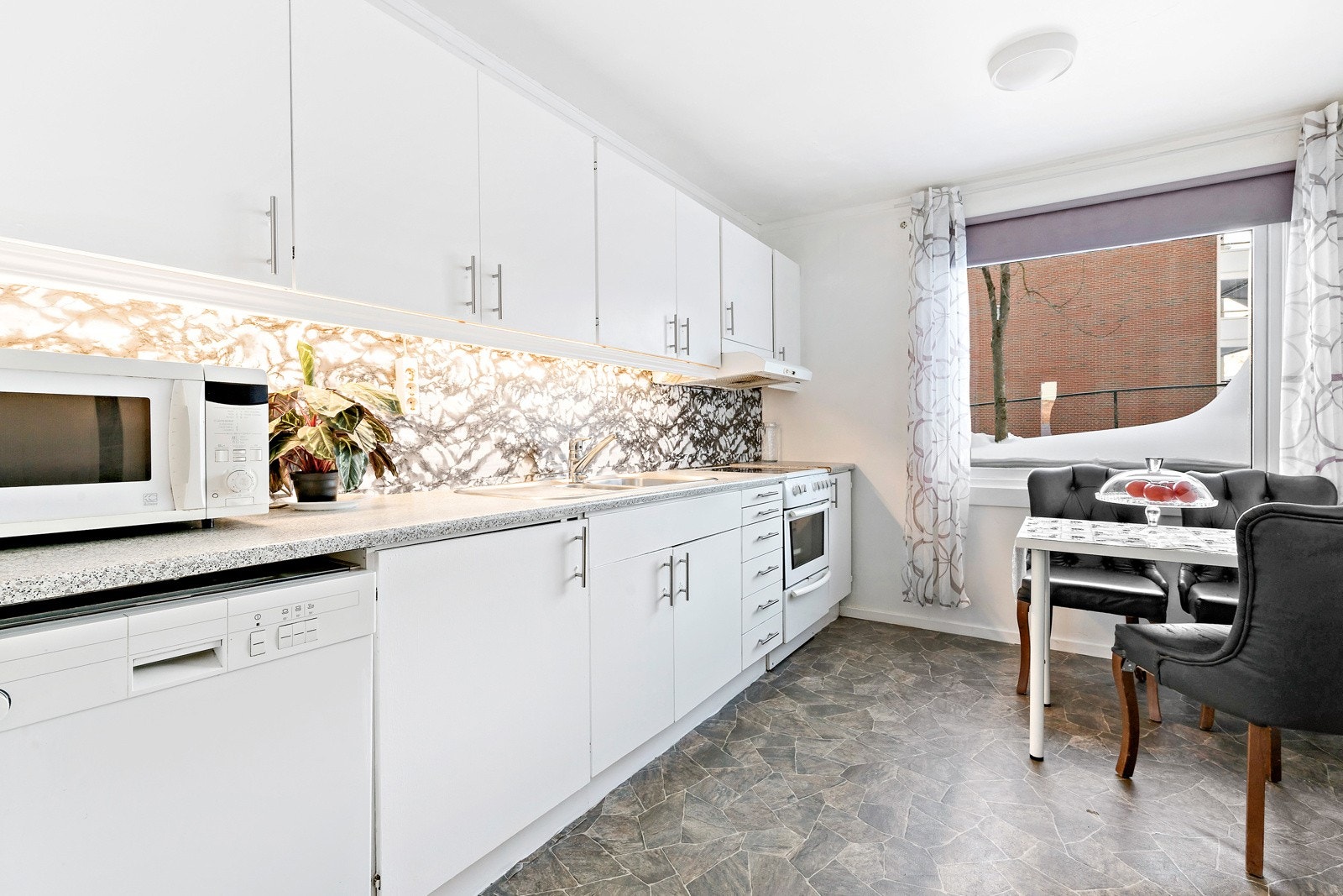 Moderne, glatte, hvite fronter og plate over benk. Galleribilde