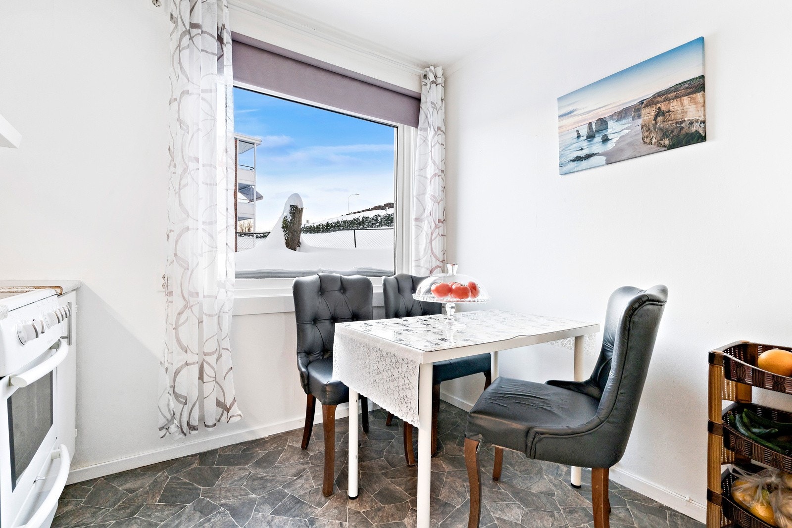 Spiseplass foran vinduet. Galleribilde