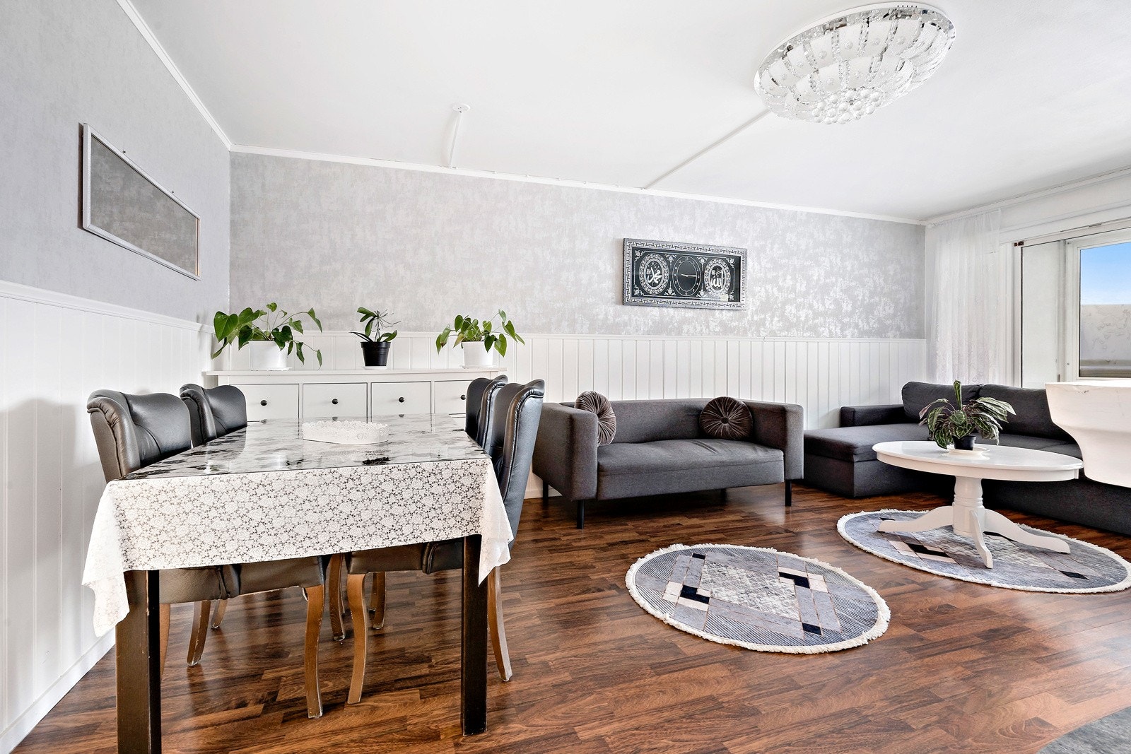 Spiseplassen er hensiktmessig plassert nær kjøkkenet. Galleribilde