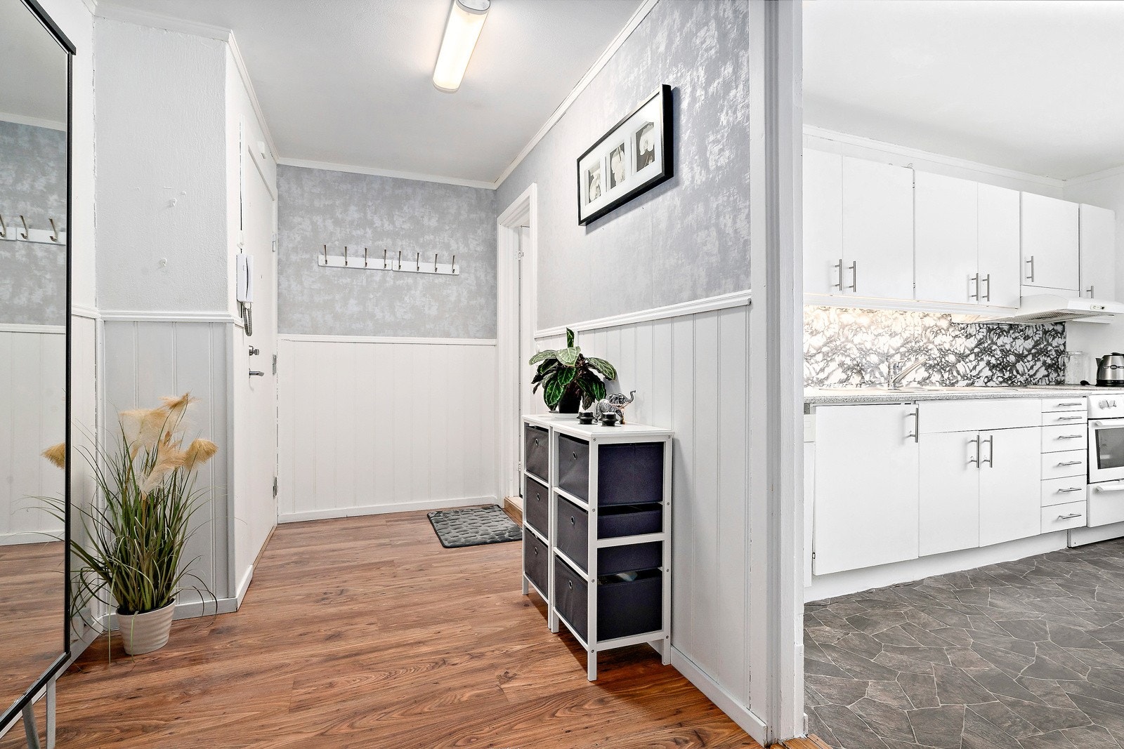 Her ser vi mot ytterdøren. Kjøkkenet ligger til høyre. Galleribilde