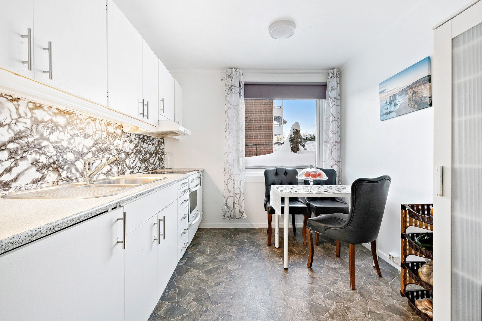 Kjøkkenet godt med skap- og benkeplass. Galleribilde