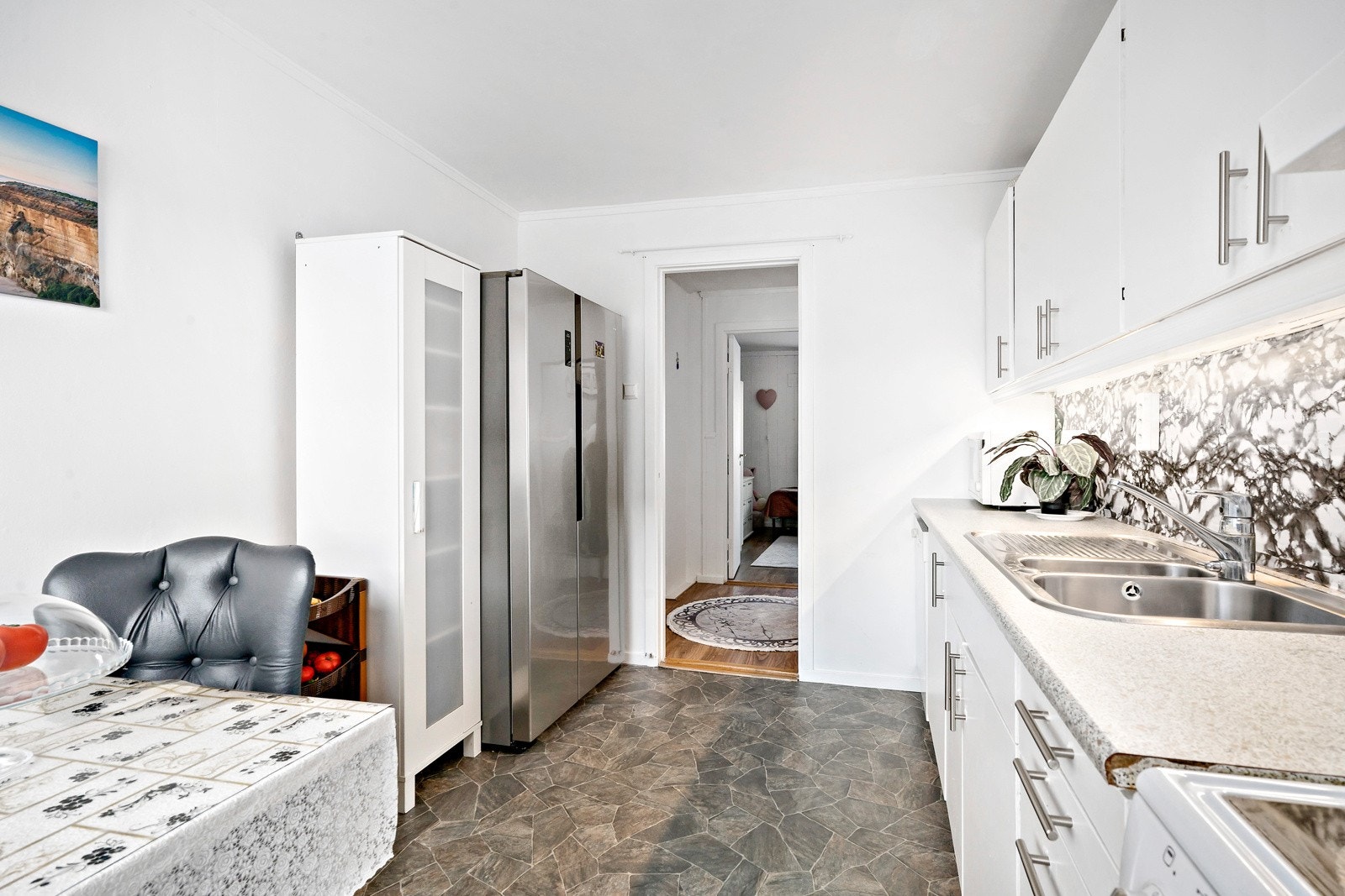 Det er i dag frittstående hvitevarer på kjøkkenet. Galleribilde