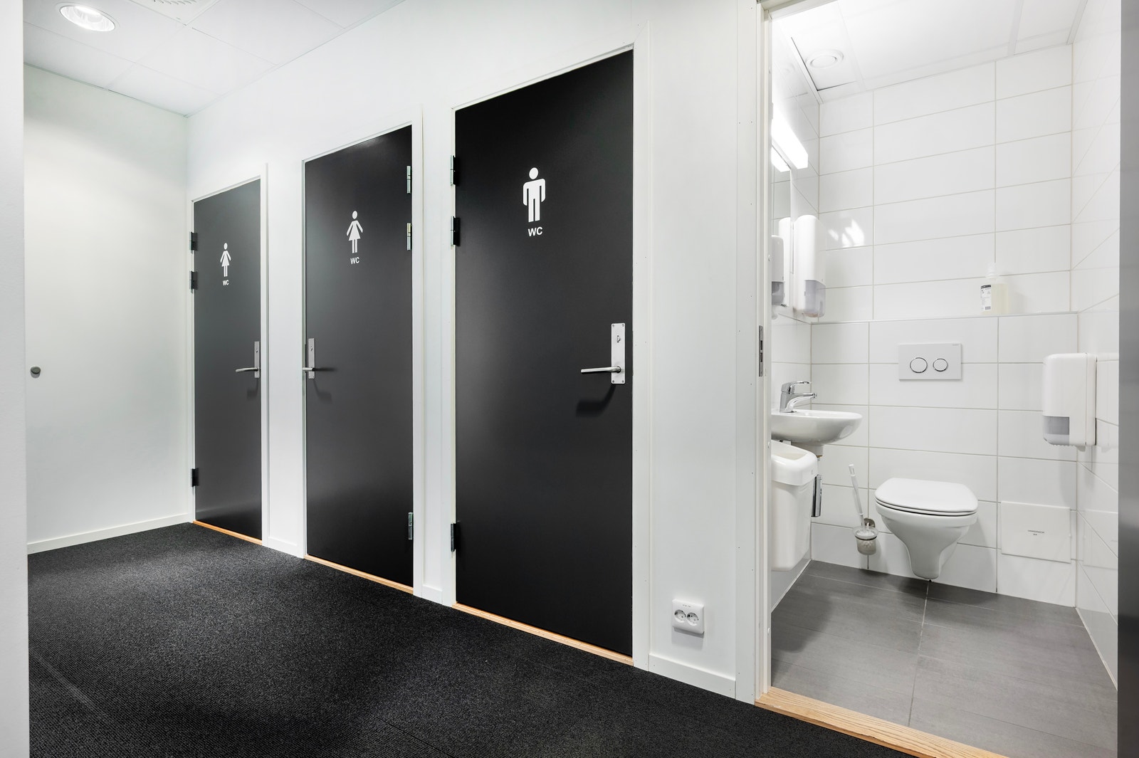 Fine garderobefasiliteter i kontoretasjen Galleribilde