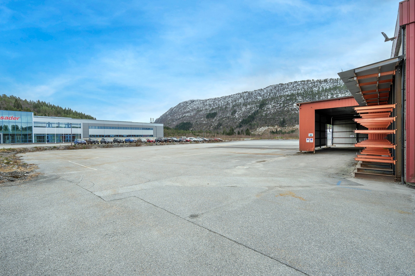 God plass for lagring og parkering på bakside av bygg Galleribilde