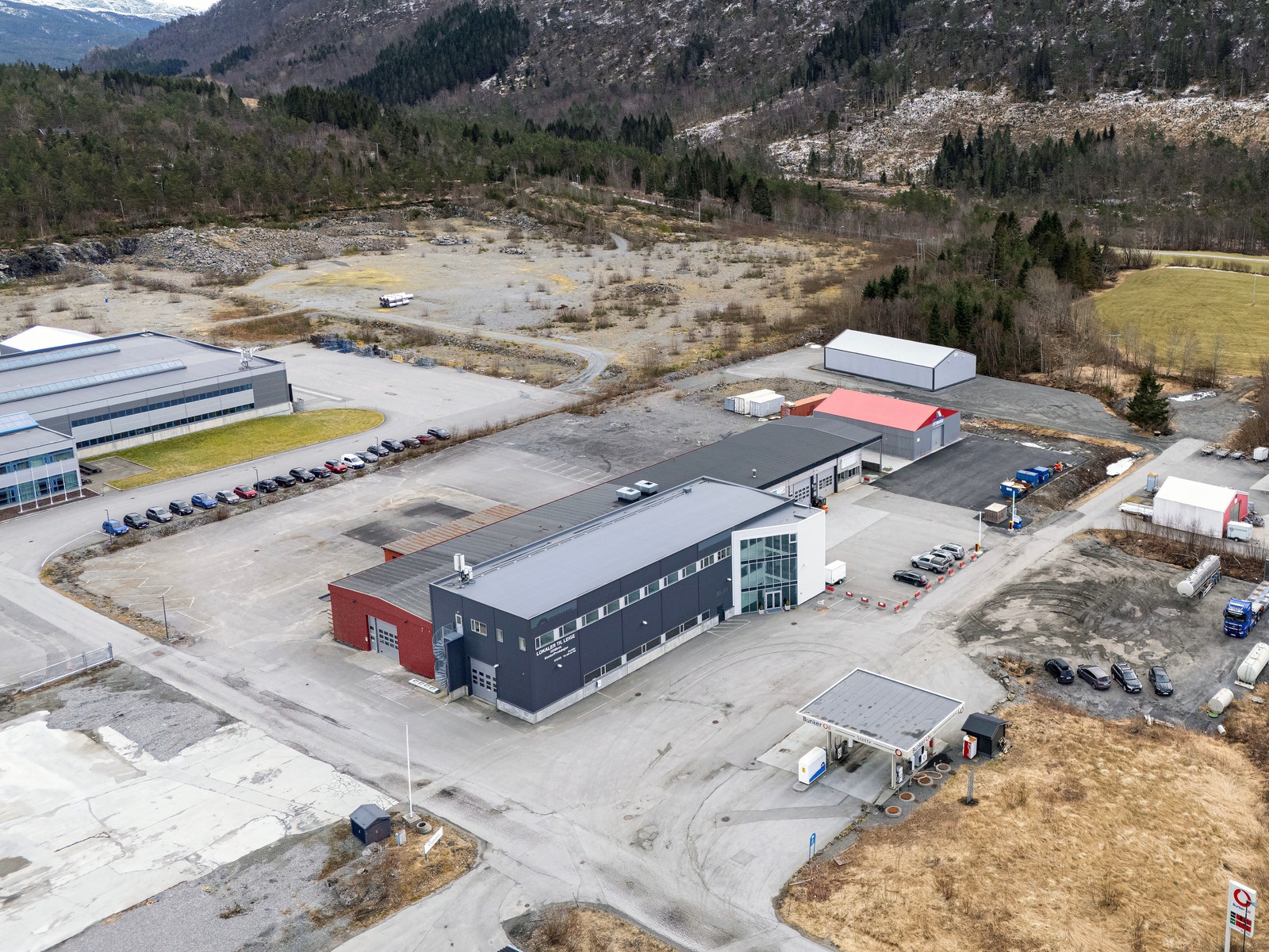 Moderne kombinasjonslokaler med produksjonshaller og kontorer Galleribilde