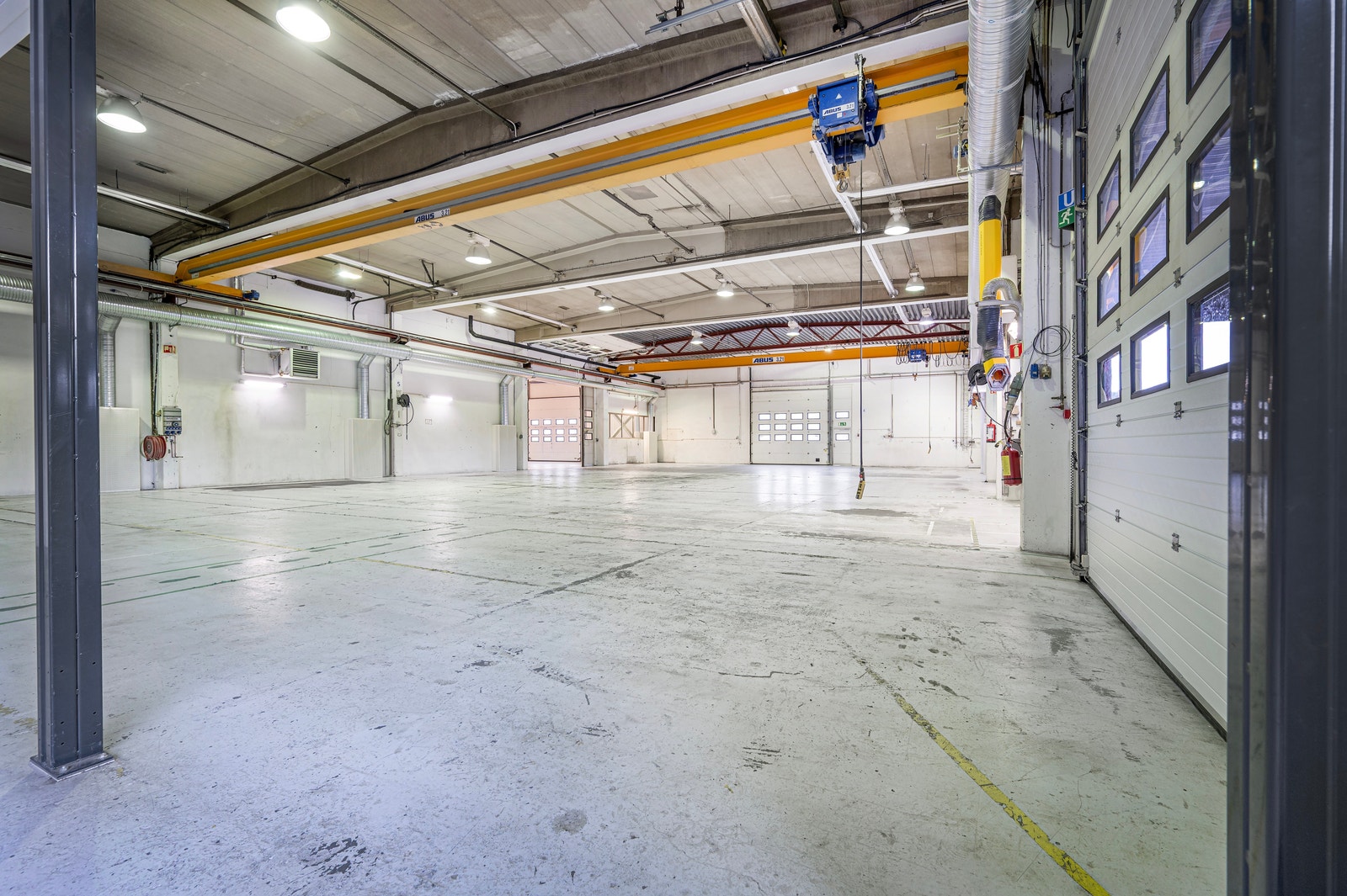 Hall 2 er utstyrt med 2 traverskraner a 3,2 tonn og har en takhøyde på 6 m
Hallen 18,5x42 m Galleribilde