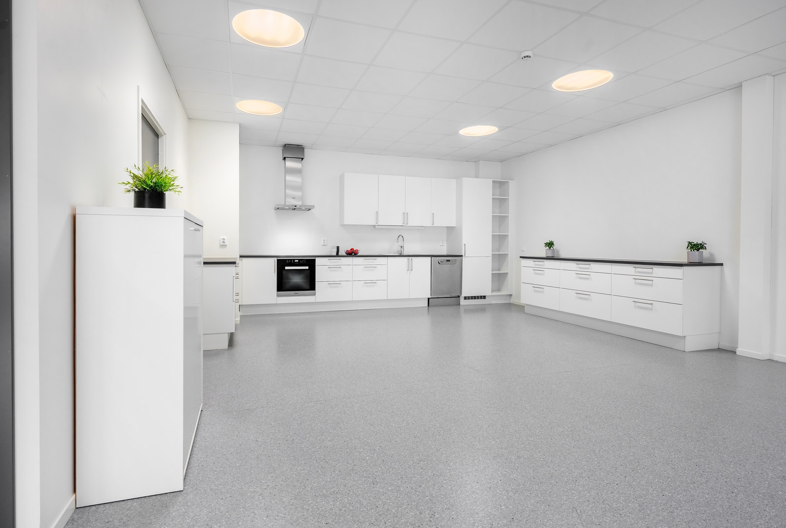 Stort praktisk kjøkken som er godt utstyrt Galleribilde