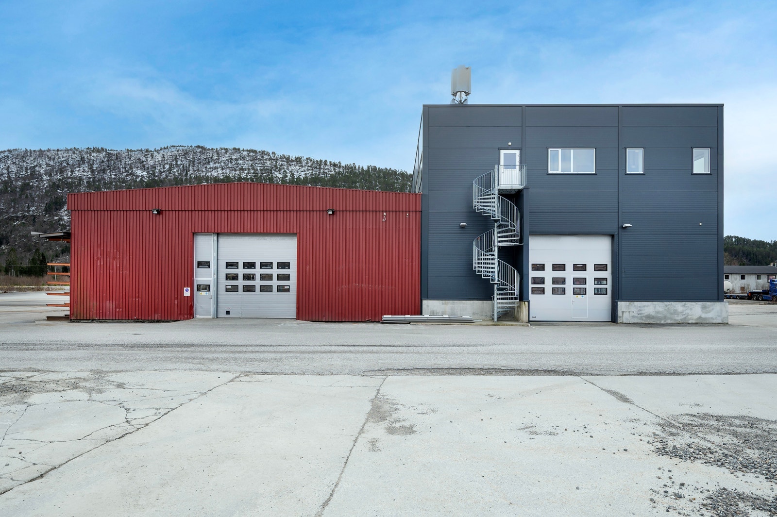 2 produksjonshaller med 6 m takhøyde. Kjøreporter og utgang fra begge haller mot nord Galleribilde