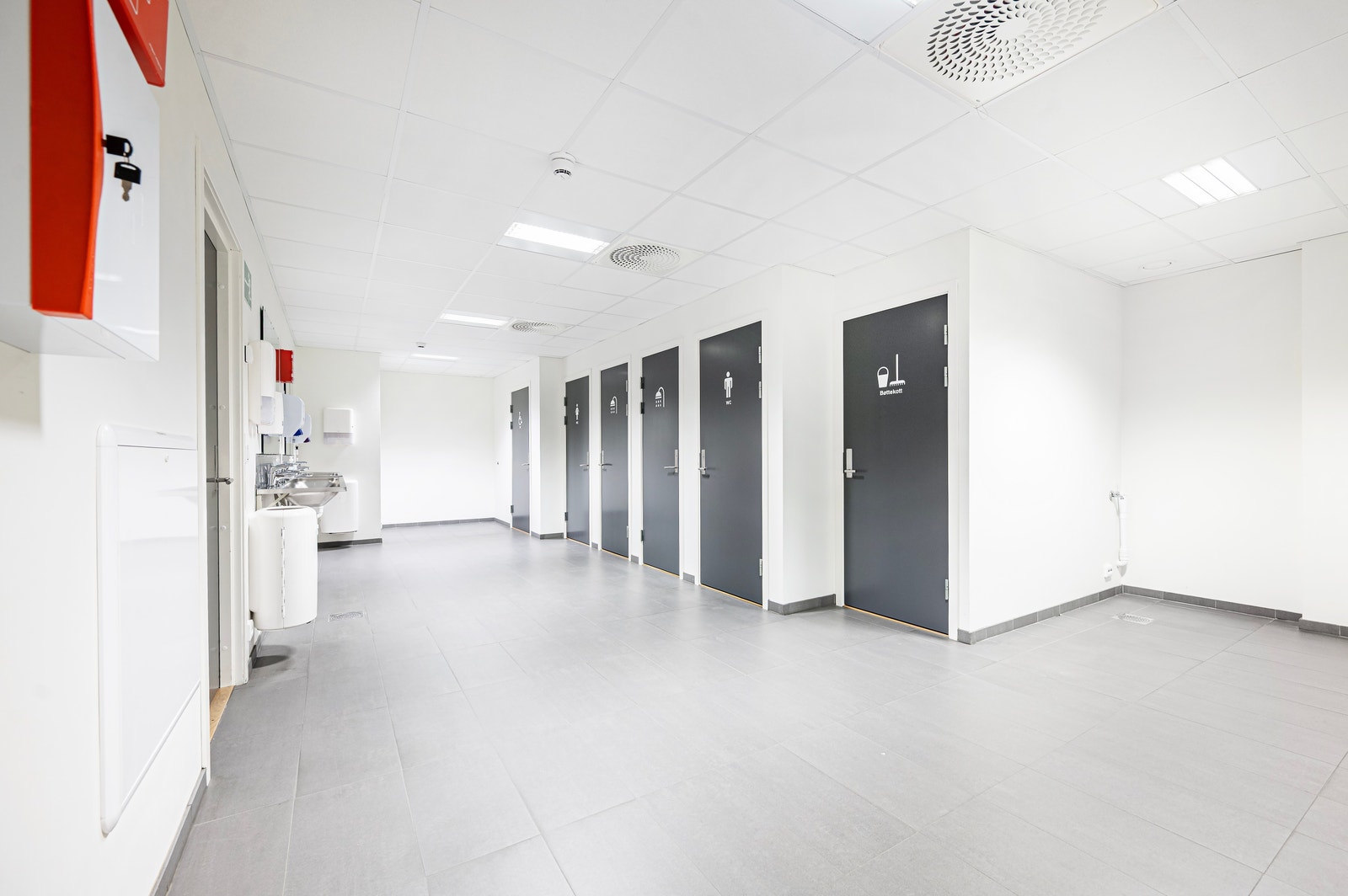 Stor fin garderobe for produksjon med hcwc og dusj. God plass til garderobeskap Galleribilde