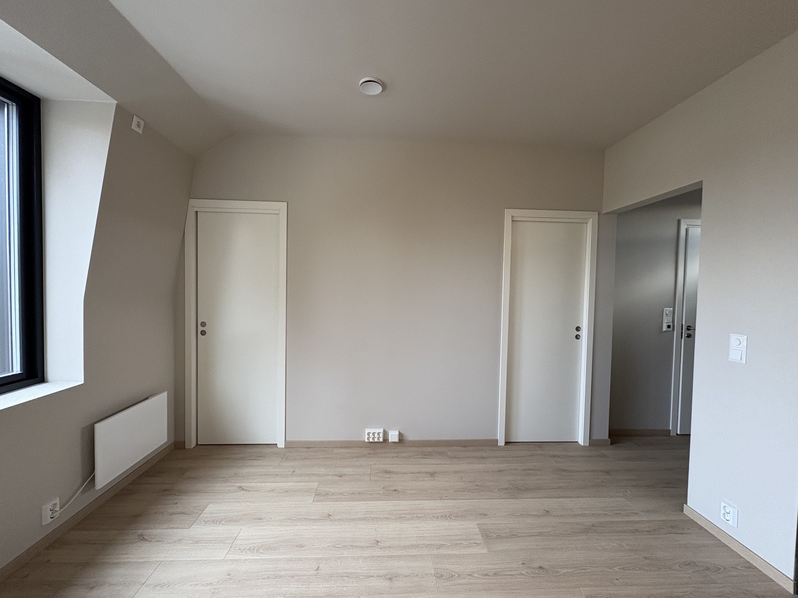 Dør på hver side av sengen inn til soverommet Galleribilde