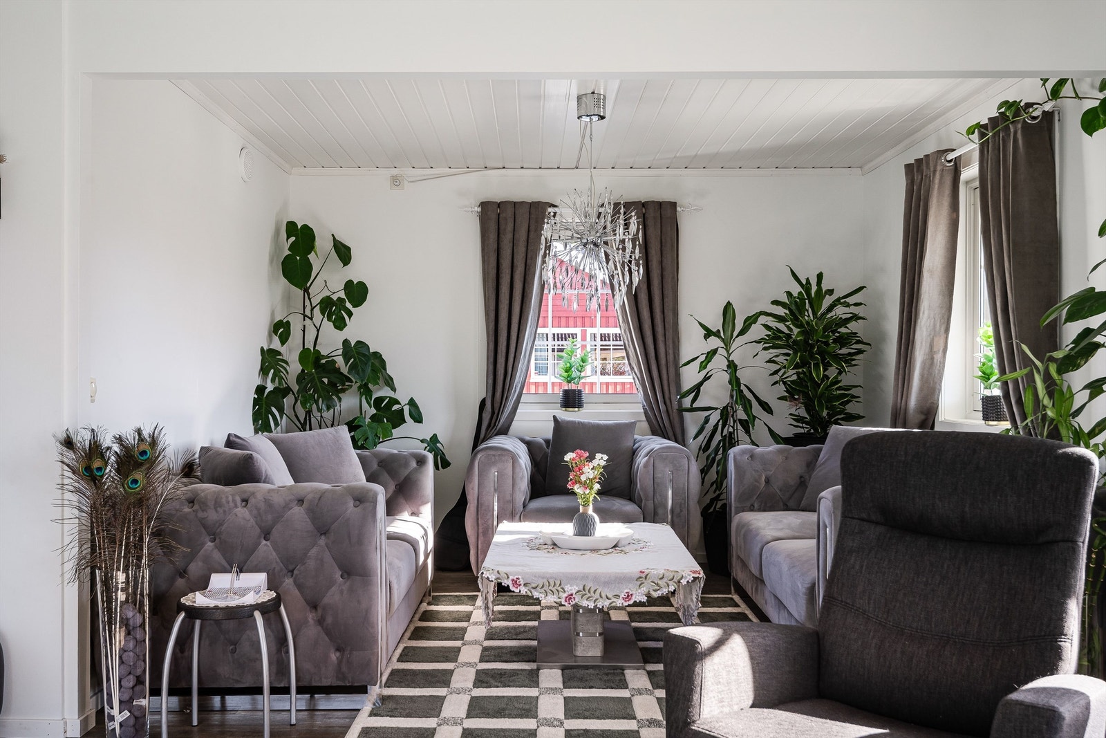 Den åpne planløsningen skaper en sosial og innbydende sone for familie og venner. Galleribilde