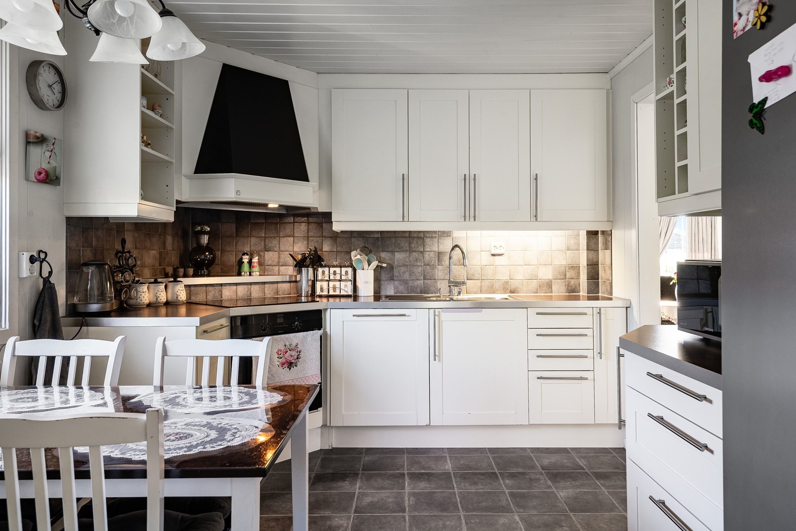 Innredningen har laminerte fronter, godt med skapplass og integrerte hvitevarer. Galleribilde