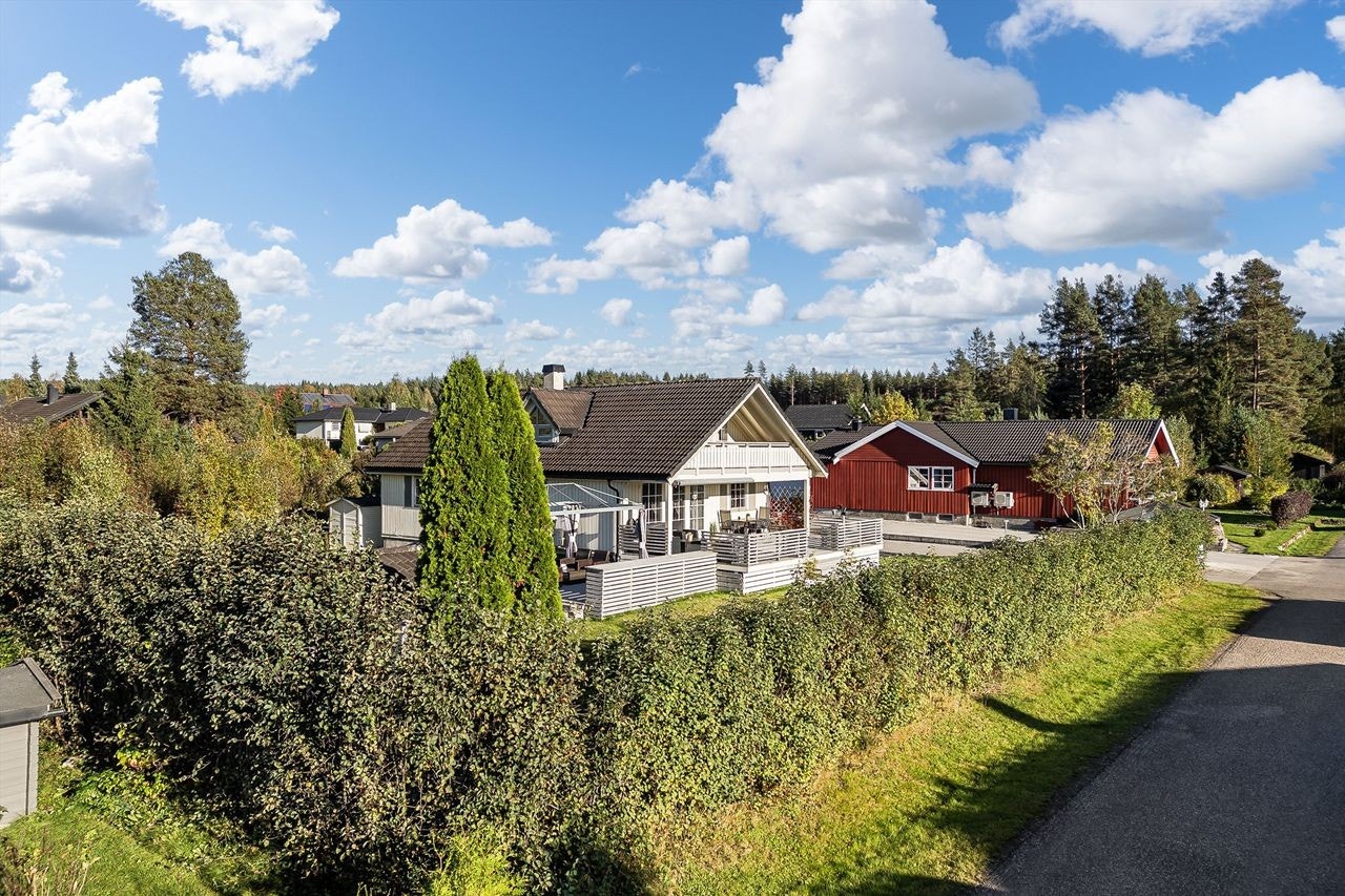 Eiendommen ligger i et etablert område på Hanstad syd, med kort vei til barnehager og Hanstad barneskole. Galleribilde