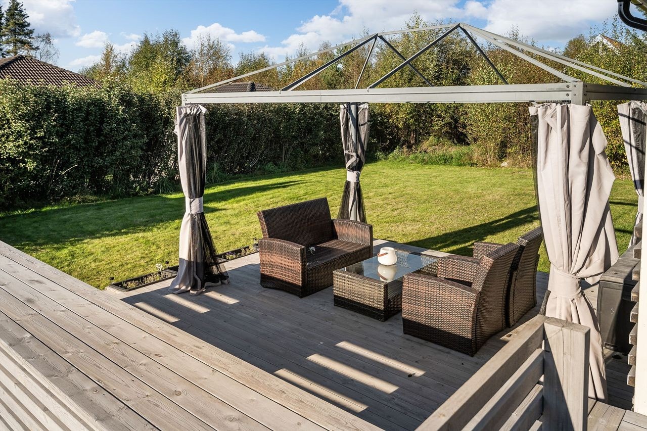 Terrassearealet på totalt 82 m² gir rikelig med plass for utemøbler og sosiale soner. Galleribilde