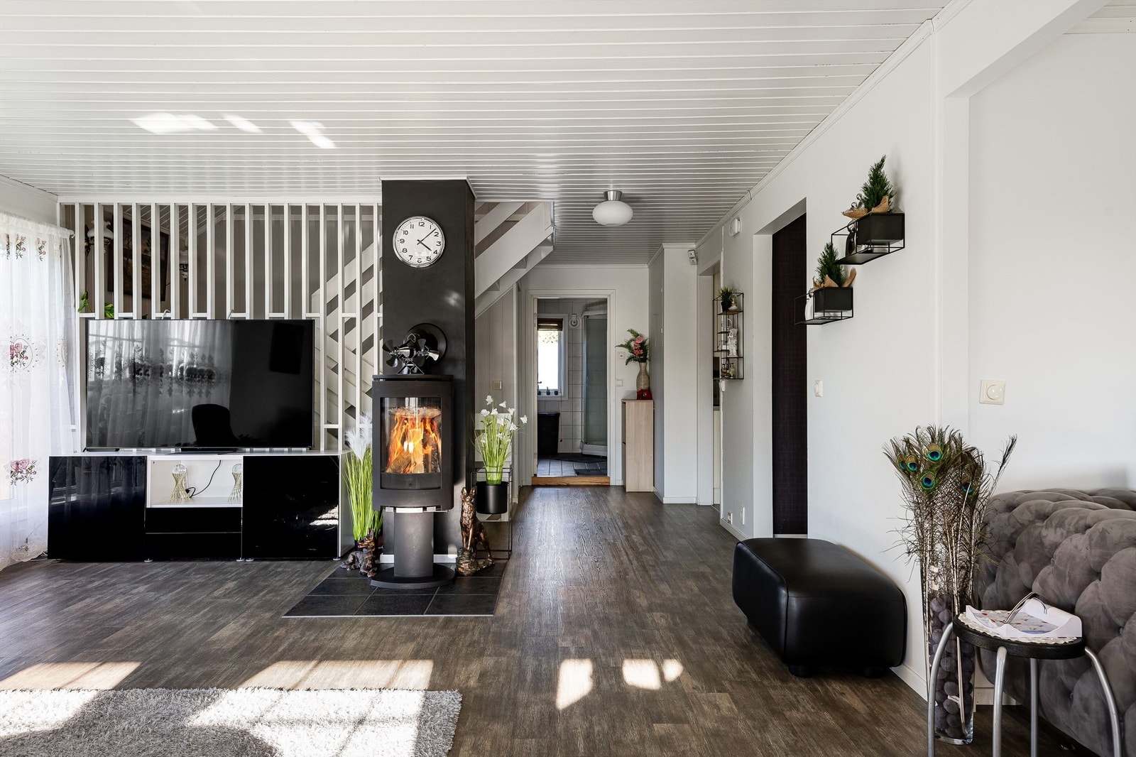 Store vindusflater gir godt med naturlig lys og en luftig atmosfære i rommet. Galleribilde