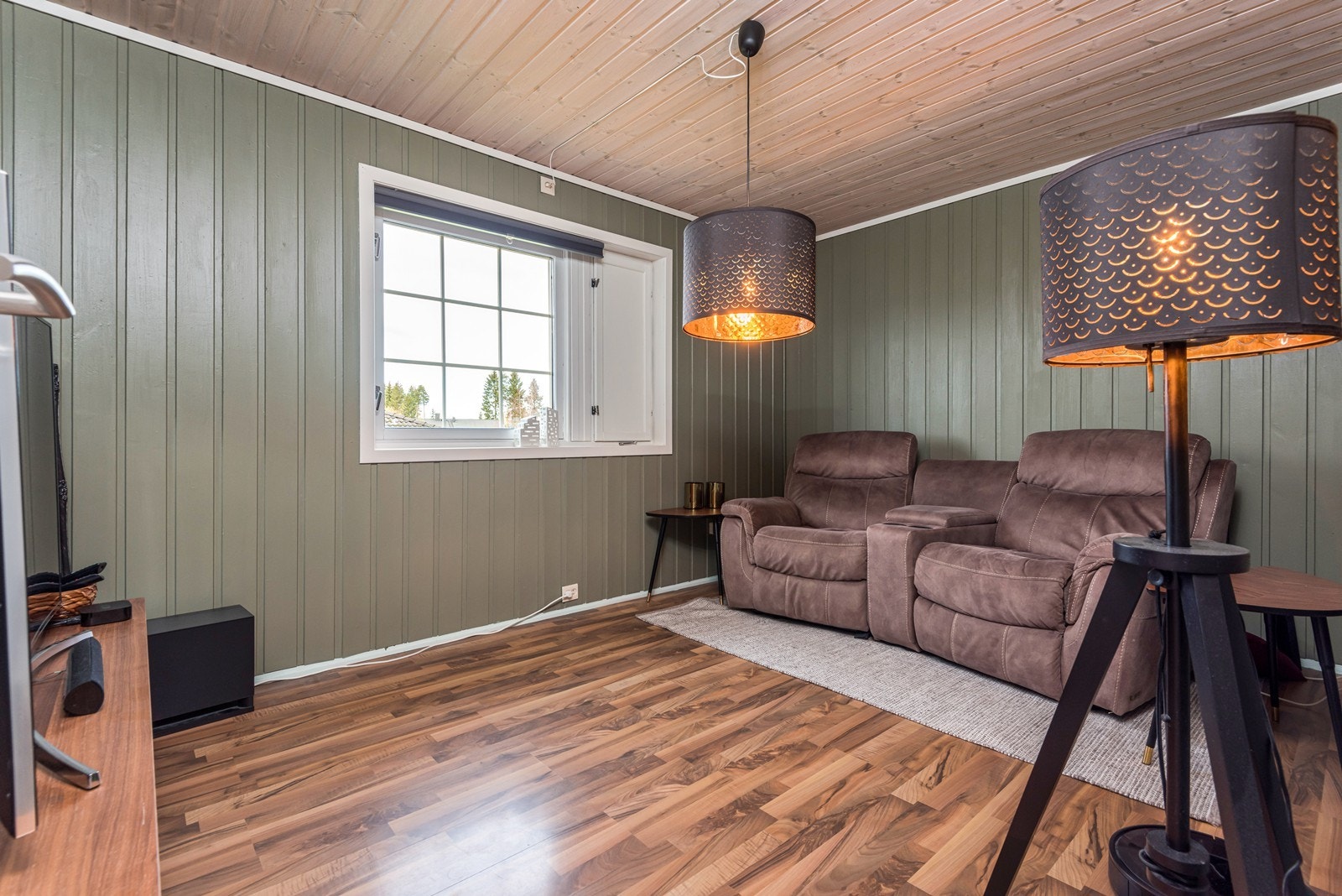 Soverom i 1. etasje som i dag er spisestue. Selgers eget bilde fra 2020. Galleribilde