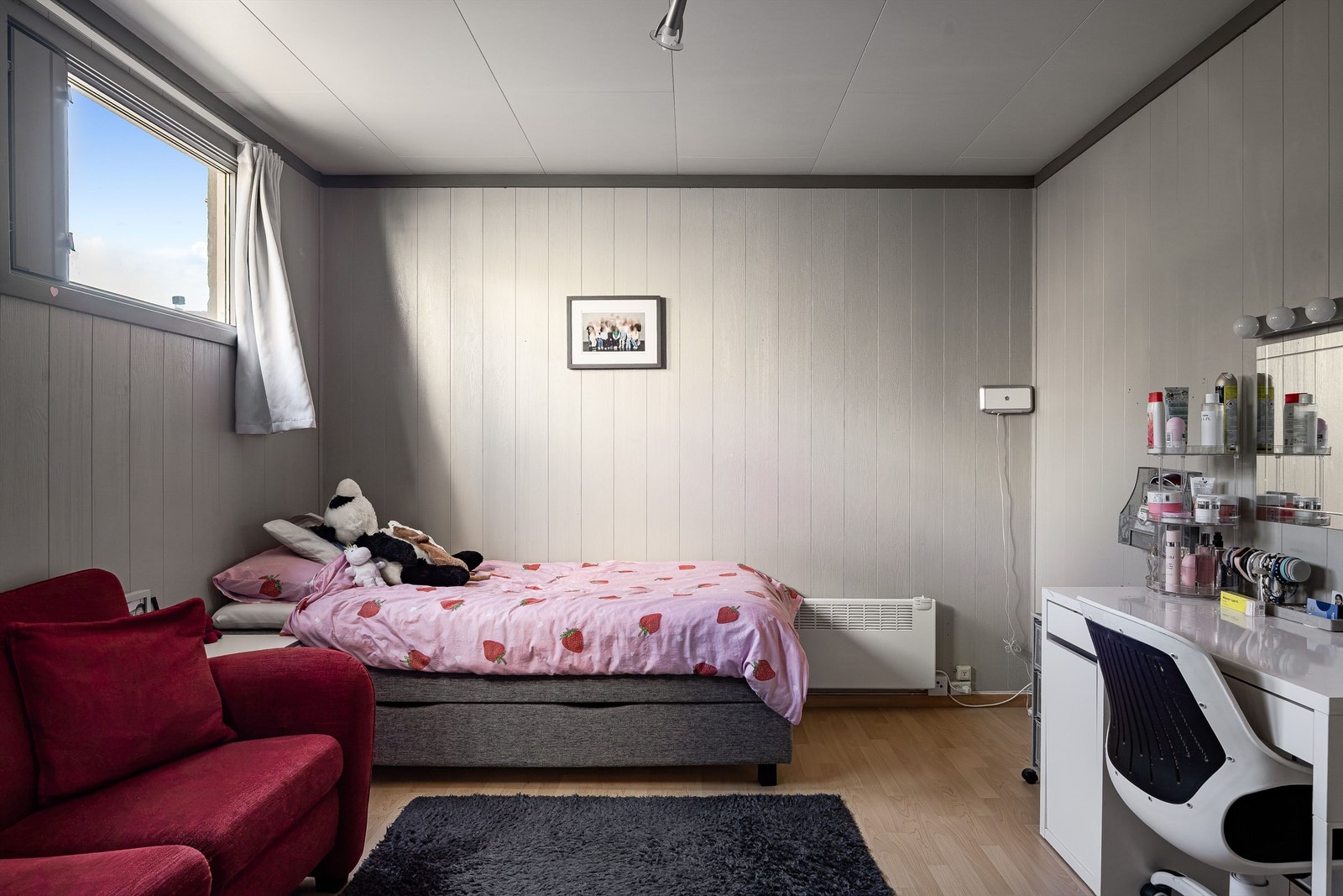 Rommene har panel på veggene og laminatgulv. Galleribilde