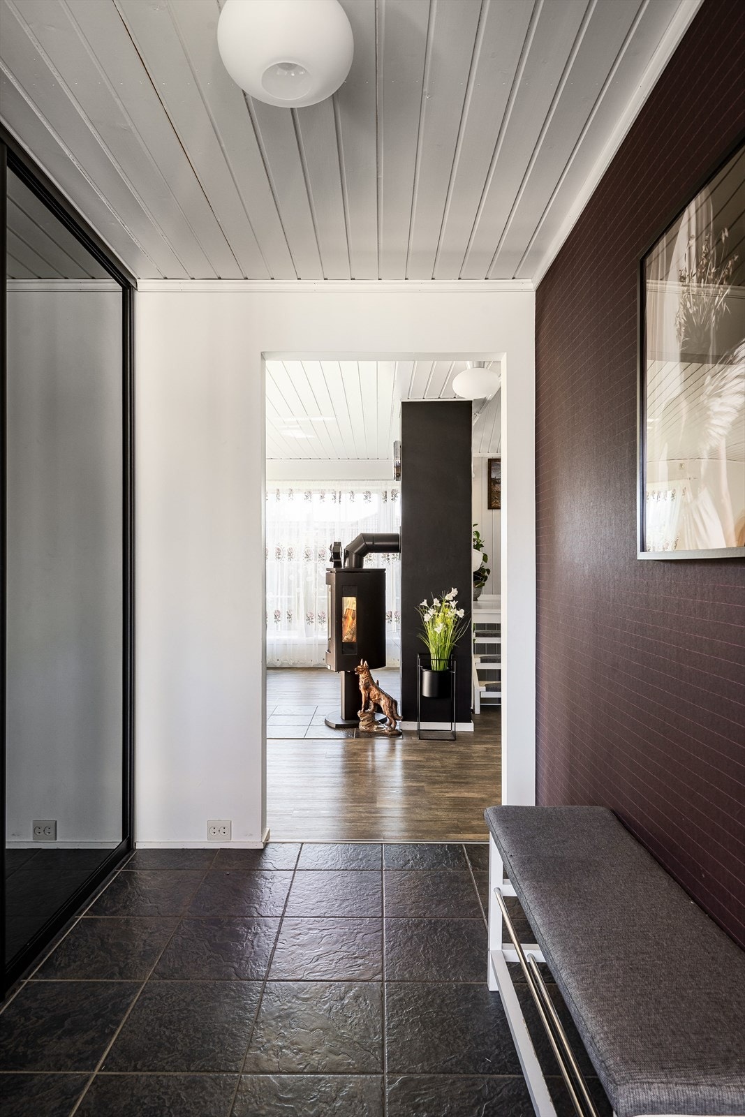 Fra entreen åpner boligen seg opp mot stuen og de sosiale sonene. Galleribilde