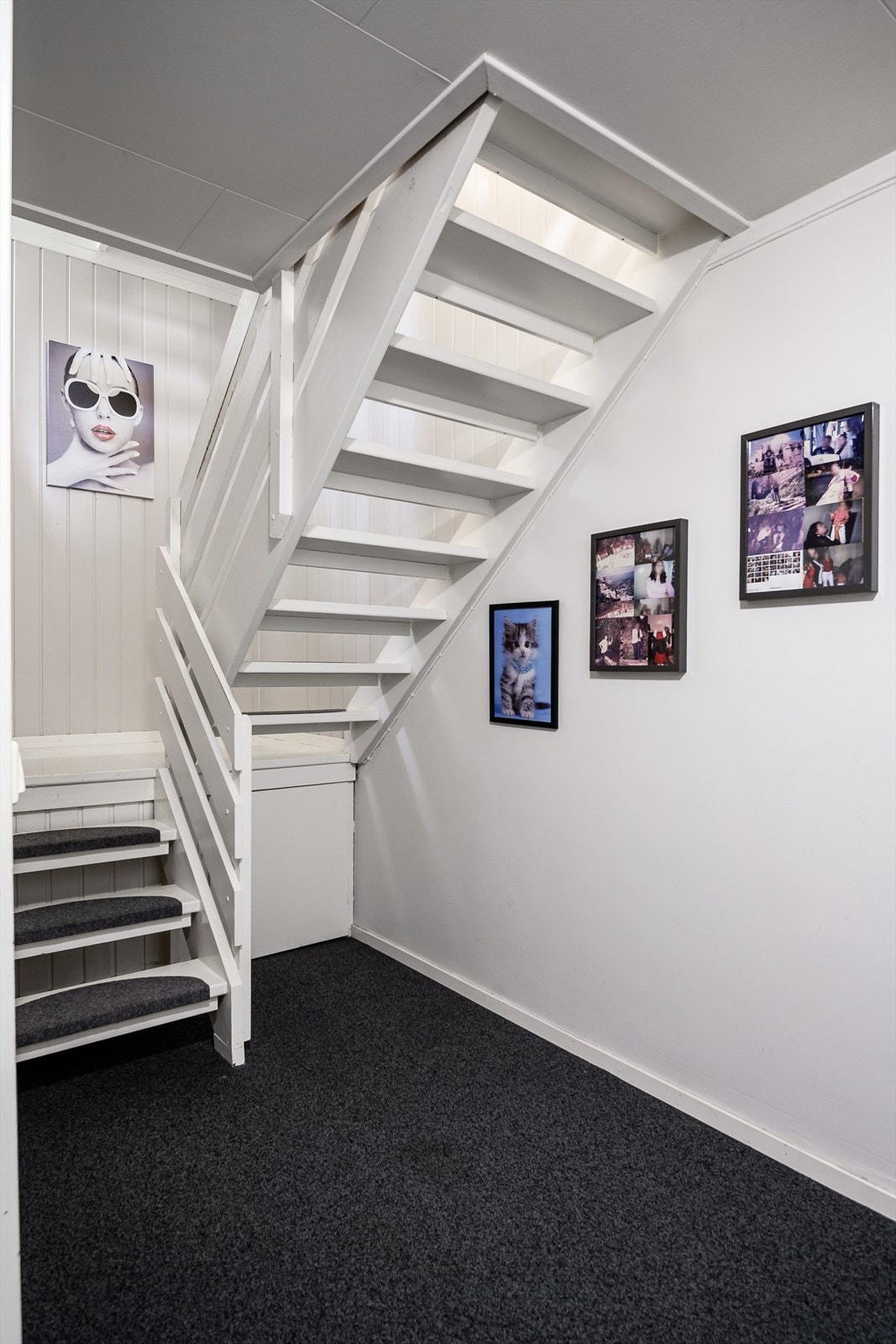 Trappen leder ned til en fullt innredet kjeller med mange bruksmuligheter. Galleribilde