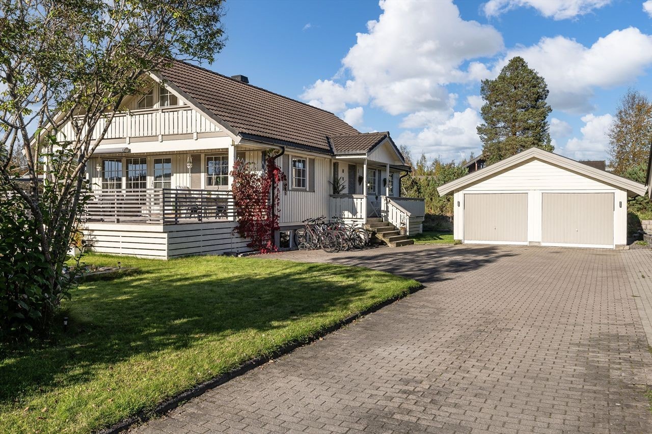 Eiendommen inkluderer en frittstående dobbelgarasje med boder, som gir rikelig med lagringsplass. Galleribilde