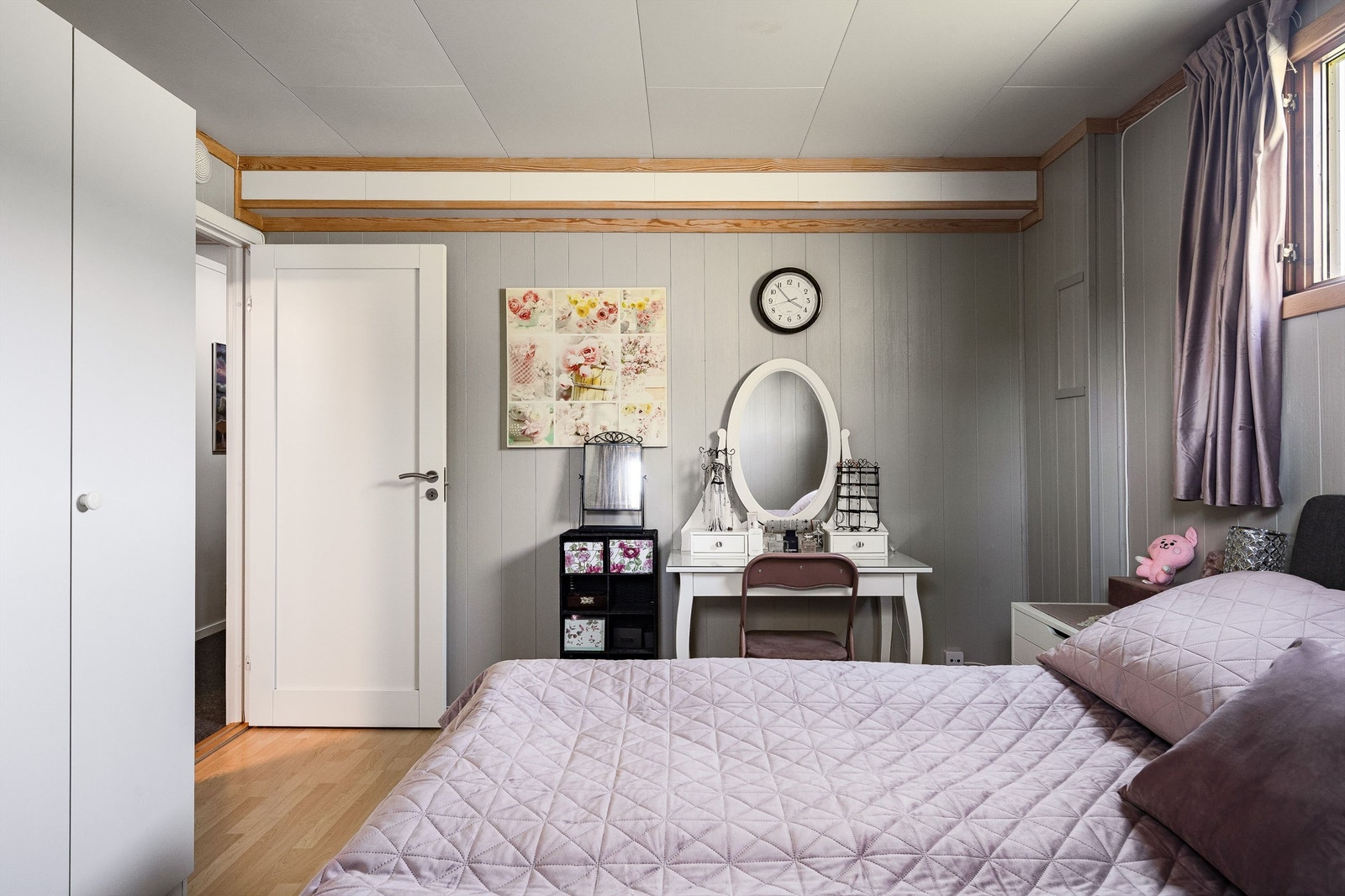 Vinduet gir godt med dagslys og utsyn mot hagen. Galleribilde