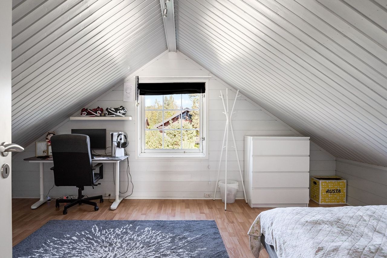Det andre soverommet i etasjen er også av god størrelse, med plass til seng og arbeidsplass. Galleribilde