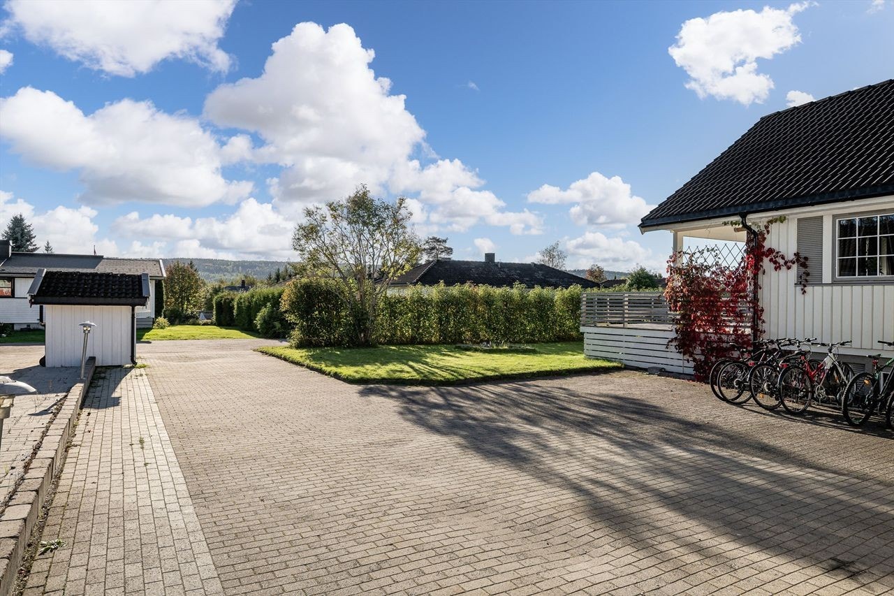 Gårdsplassen har brostien og god plass til parkering av flere biler. Galleribilde
