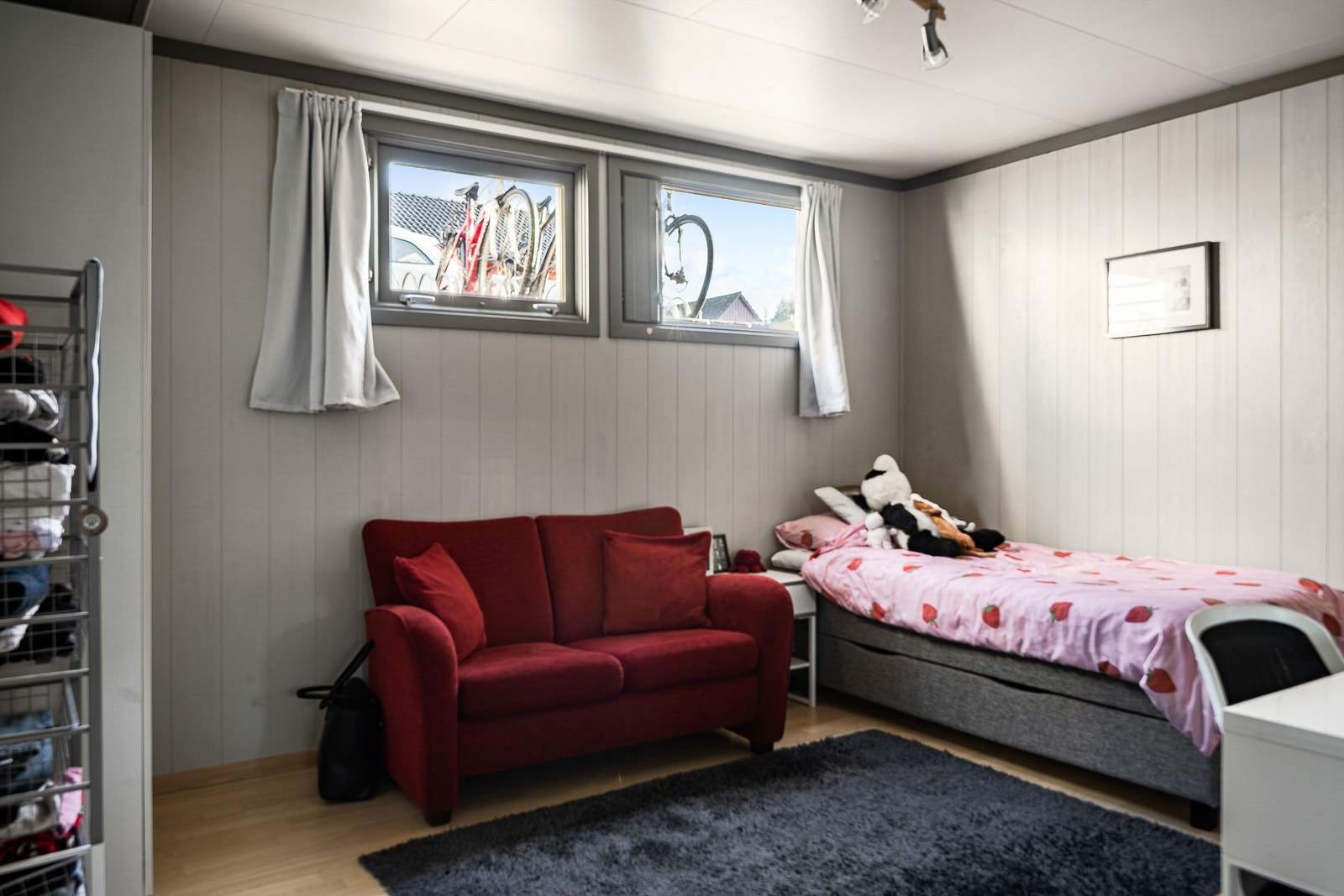 Vinduene gir dagslys inn i rommene i kjelleretasjen. Galleribilde