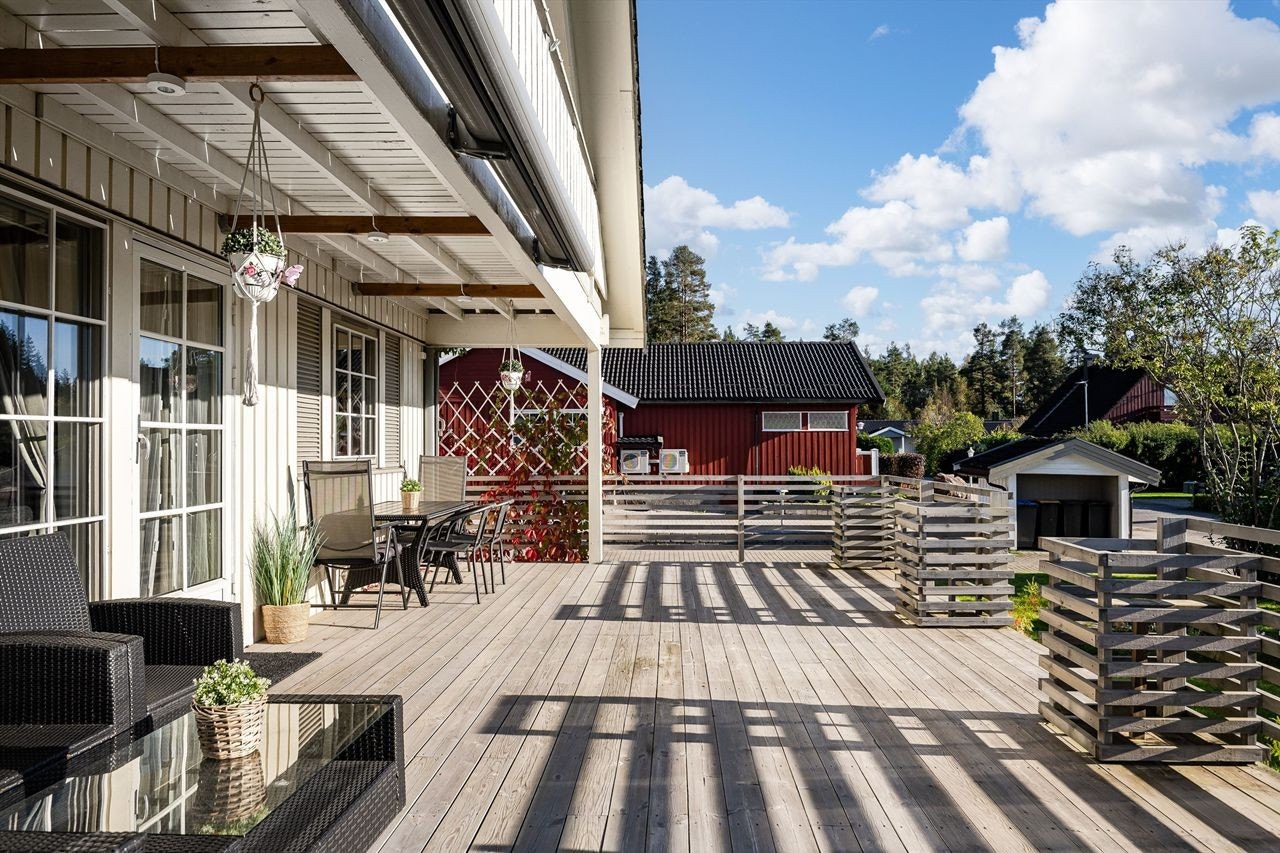 Fra stuen er det utgang til en stor, delvis overbygget terrasse. Galleribilde