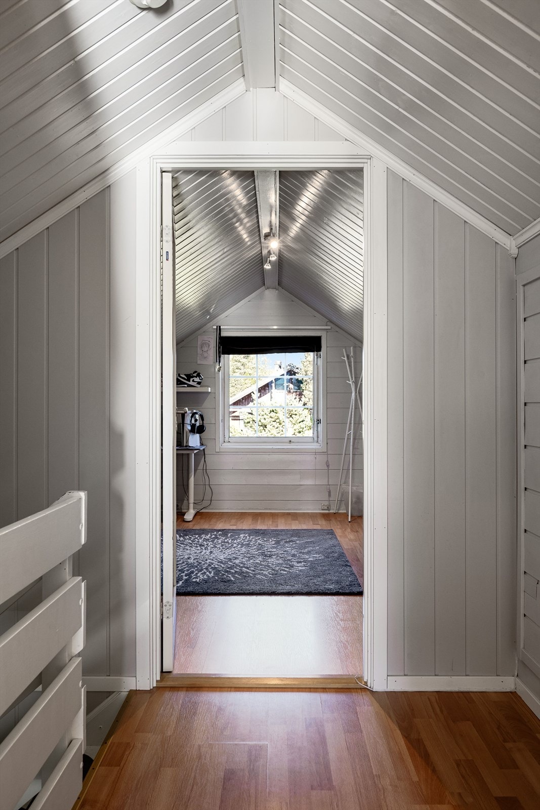 Vi fortsetter opp til andre etasje, som er en lys og arealeffektiv loftsetasje. Galleribilde