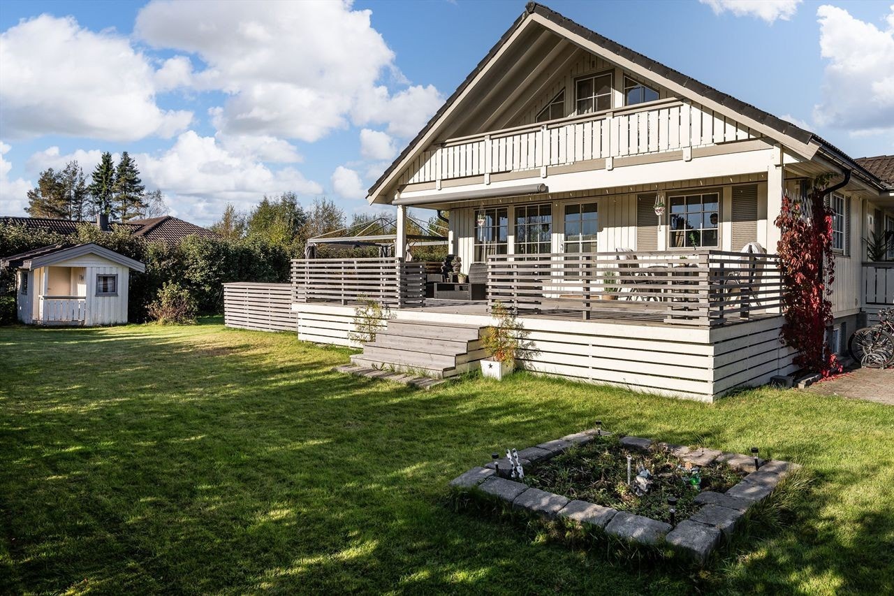 En innholdsrik enebolig over tre plan med store uteplasser og en pent opparbeidet hage. Galleribilde