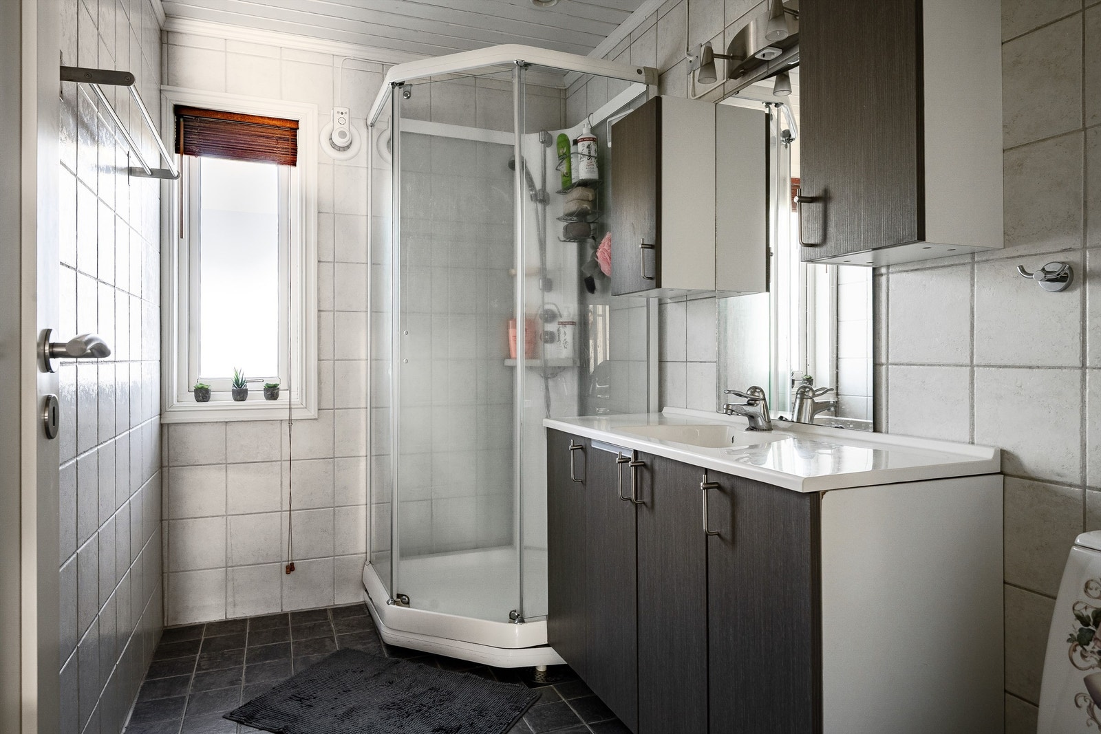 Badet i første etasje ble restaurert i 2010, med flislagte overflater og elektrisk gulvvarme. Galleribilde