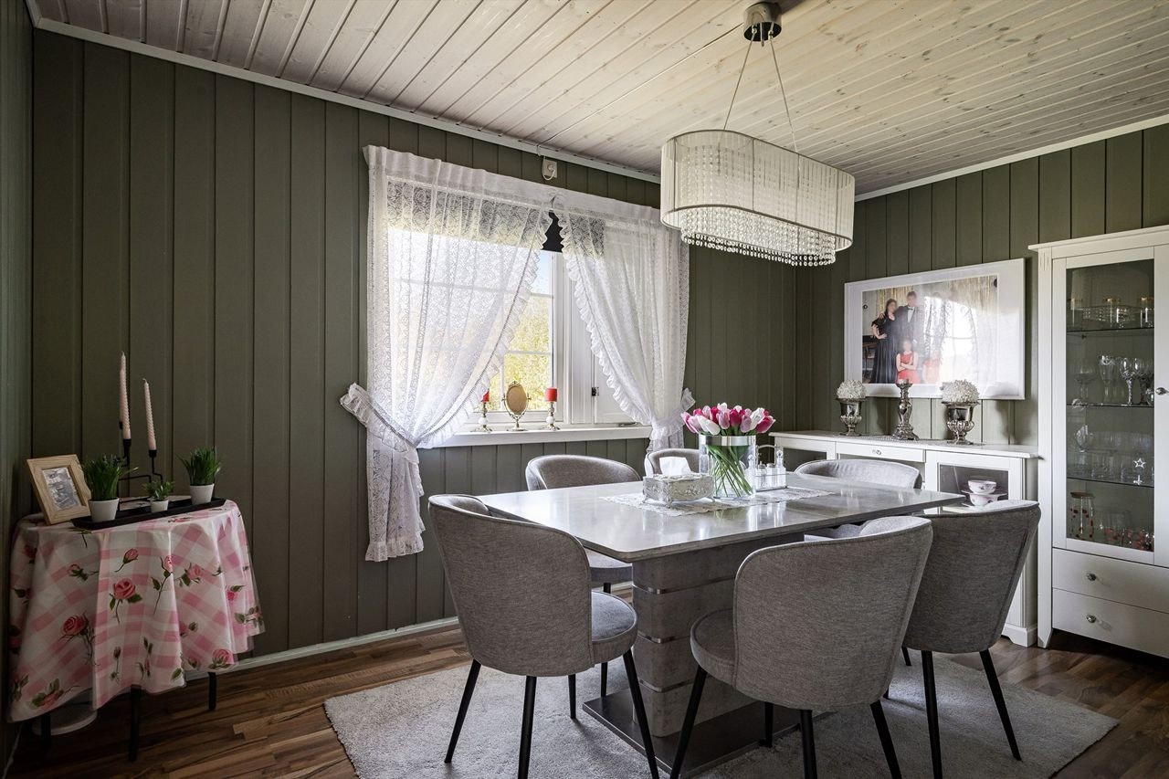 Spisestuen ligger i tilknytning til stuen og har god plass til et stort spisebord. Galleribilde