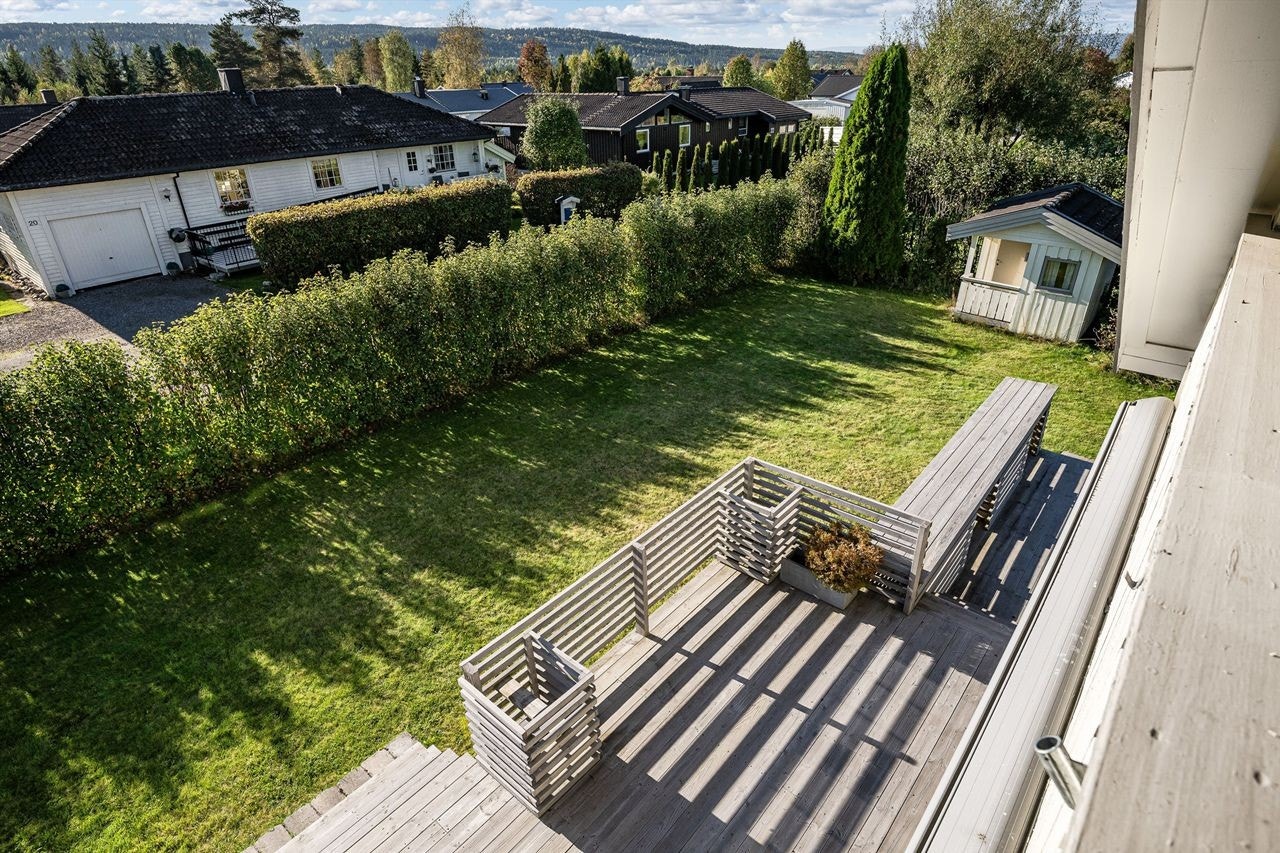 Fra terrassen i andre etasje har man god oversikt over den private hagen. Galleribilde