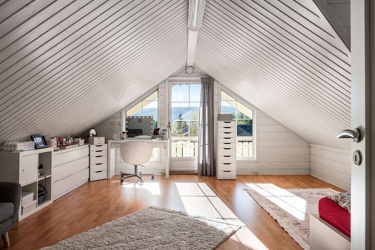 Hovedsoverommet i andre etasje er lyst og romslig med skråtak og utgang til egen terrasse. Galleribilde