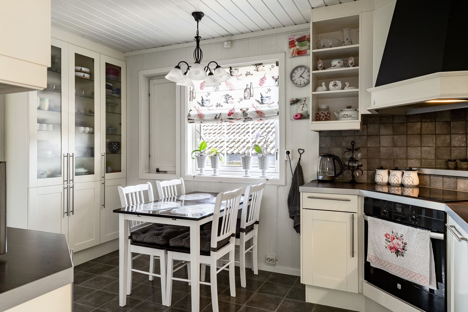 Kjøkkenet ble oppgradert i 2010 og har en praktisk spiseplass ved vinduet. Galleribilde