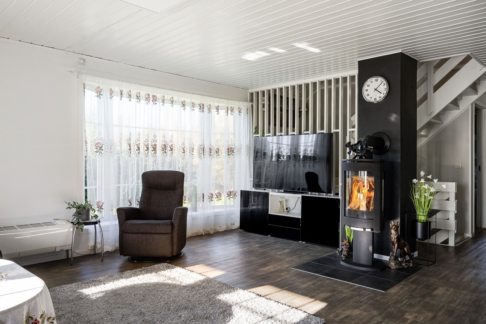 En nyere vedovn og en luft-til-luft-varmepumpe fra 2014 sørger for effektiv oppvarming. Galleribilde