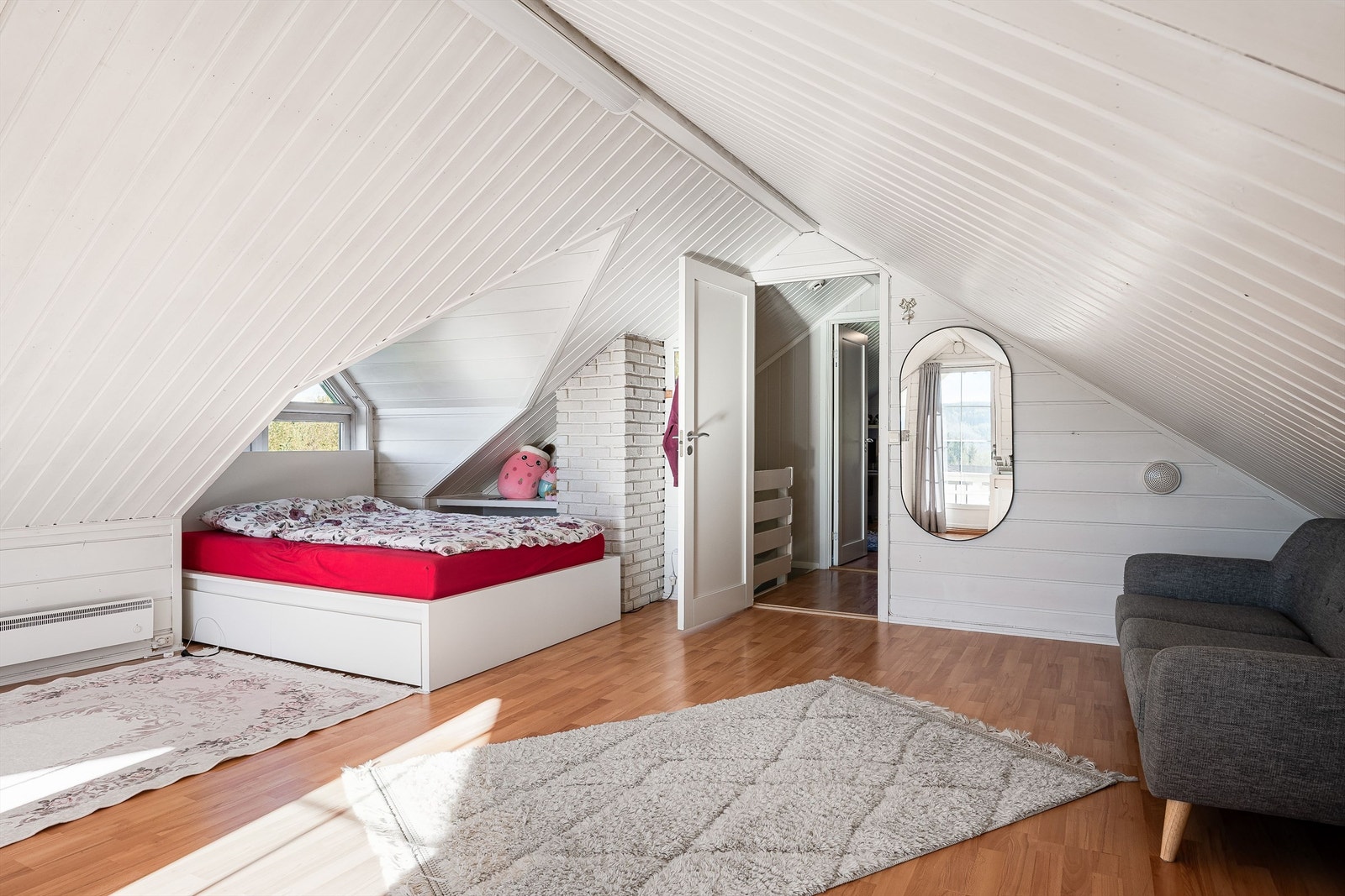 Rommet har smarte løsninger for utnyttelse av plassen under skråtaket. Galleribilde