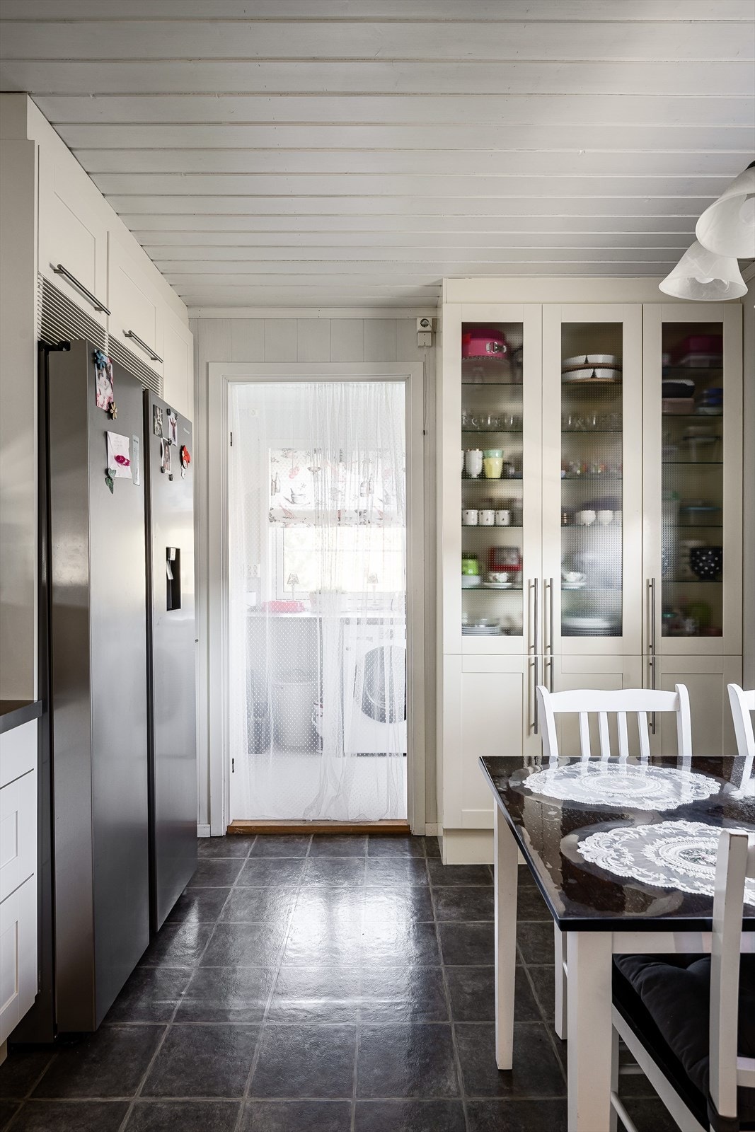 Fra kjøkkenet er det intern adkomst til et praktisk vaskerom, som også har egen utgang. Galleribilde