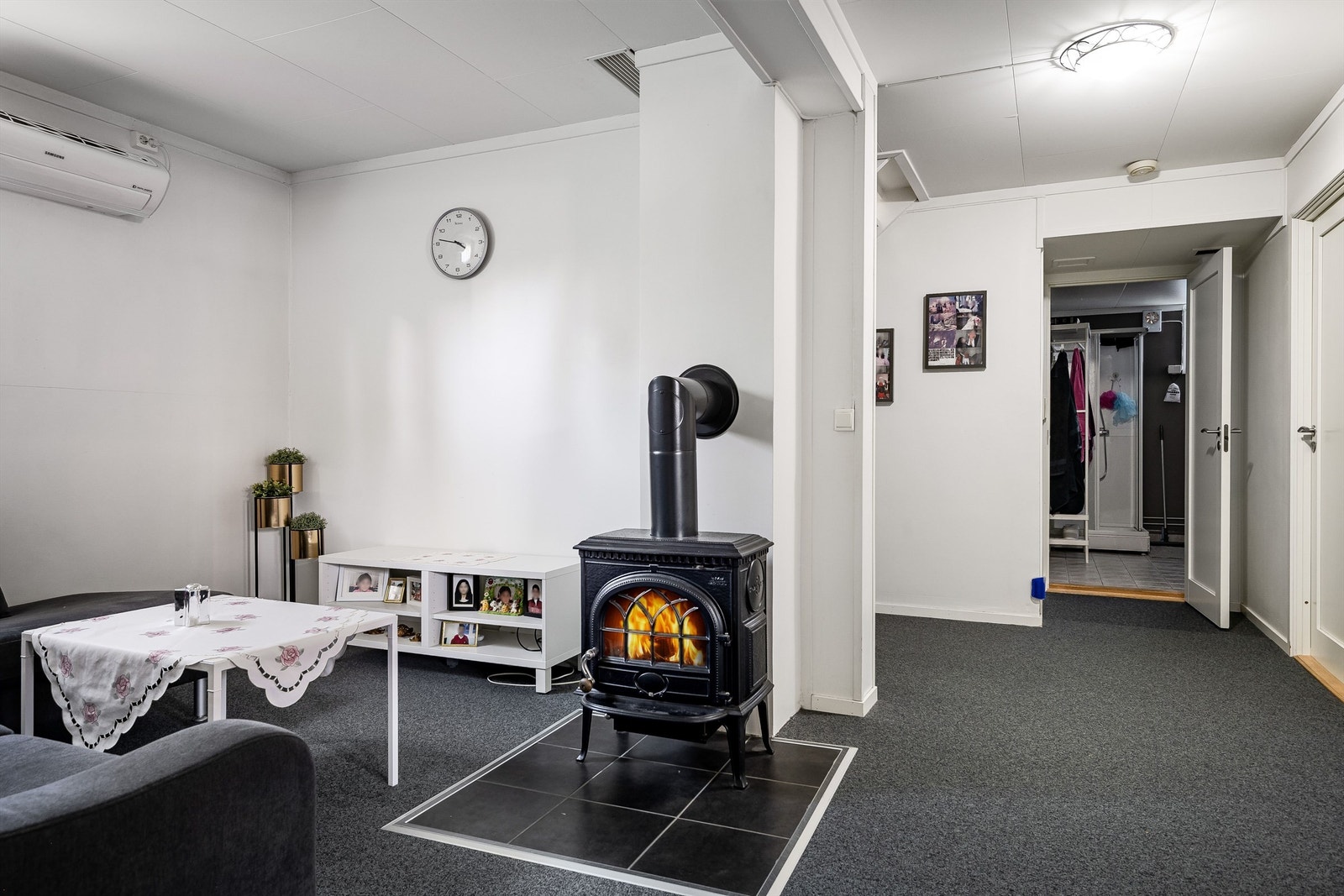 Kjellerstuen er et hyggelig oppholdsrom med egen vedovn og en luft-til-luft-varmepumpe fra 2015. Galleribilde