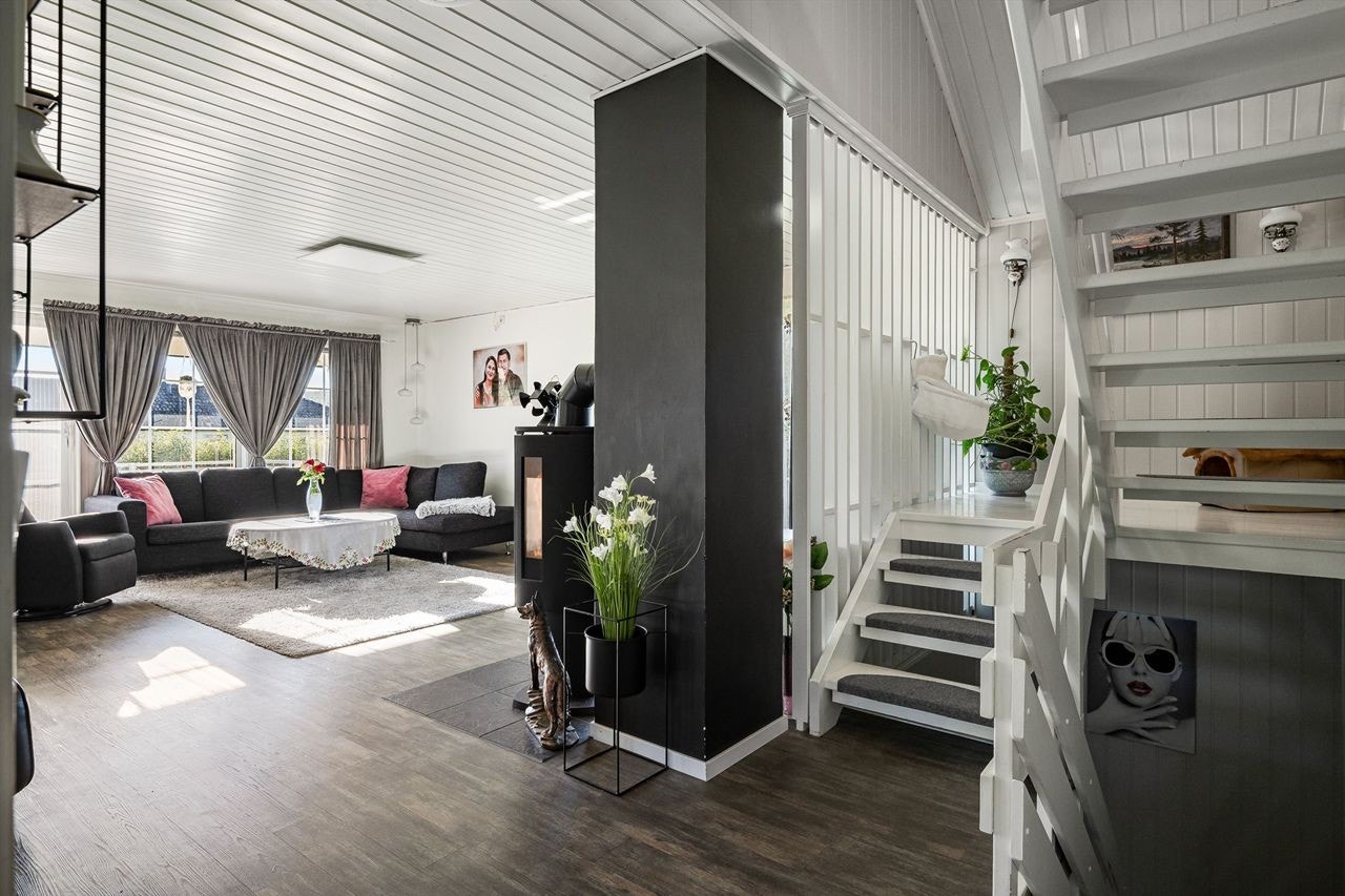 Den sentralt plasserte trappen i malt heltre binder etasjene elegant sammen. Galleribilde