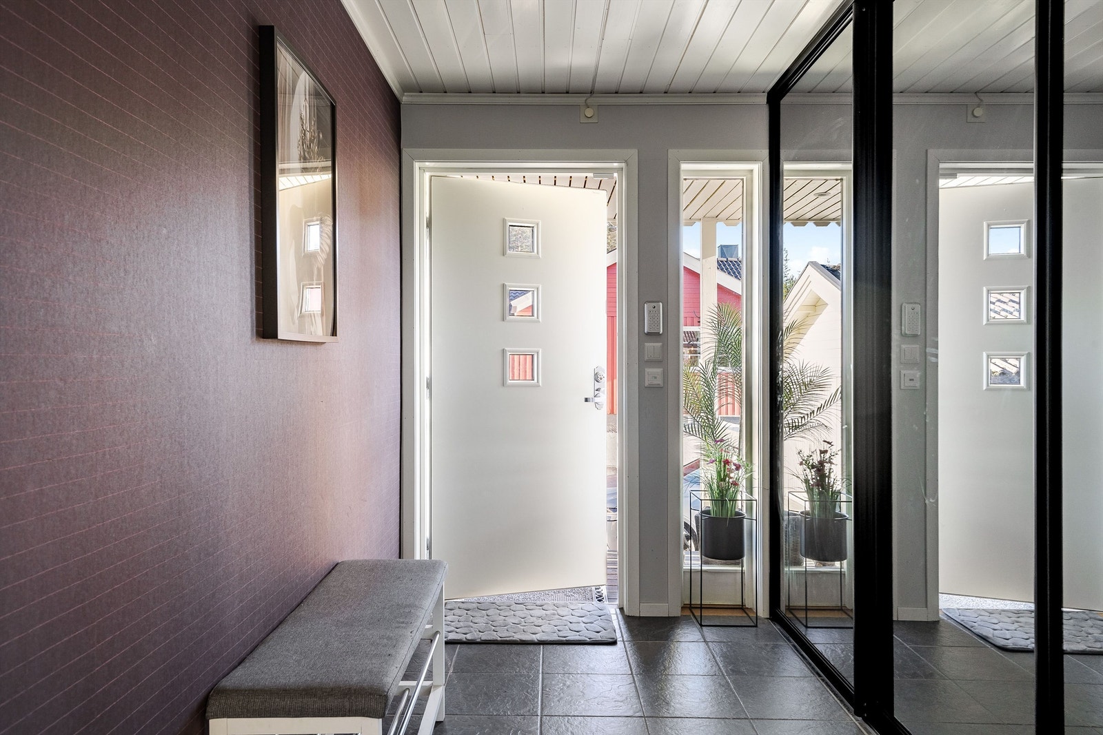 Velkommen inn i en entré med flislagt gulv og en romslig skyvedørsgarderobe. Galleribilde